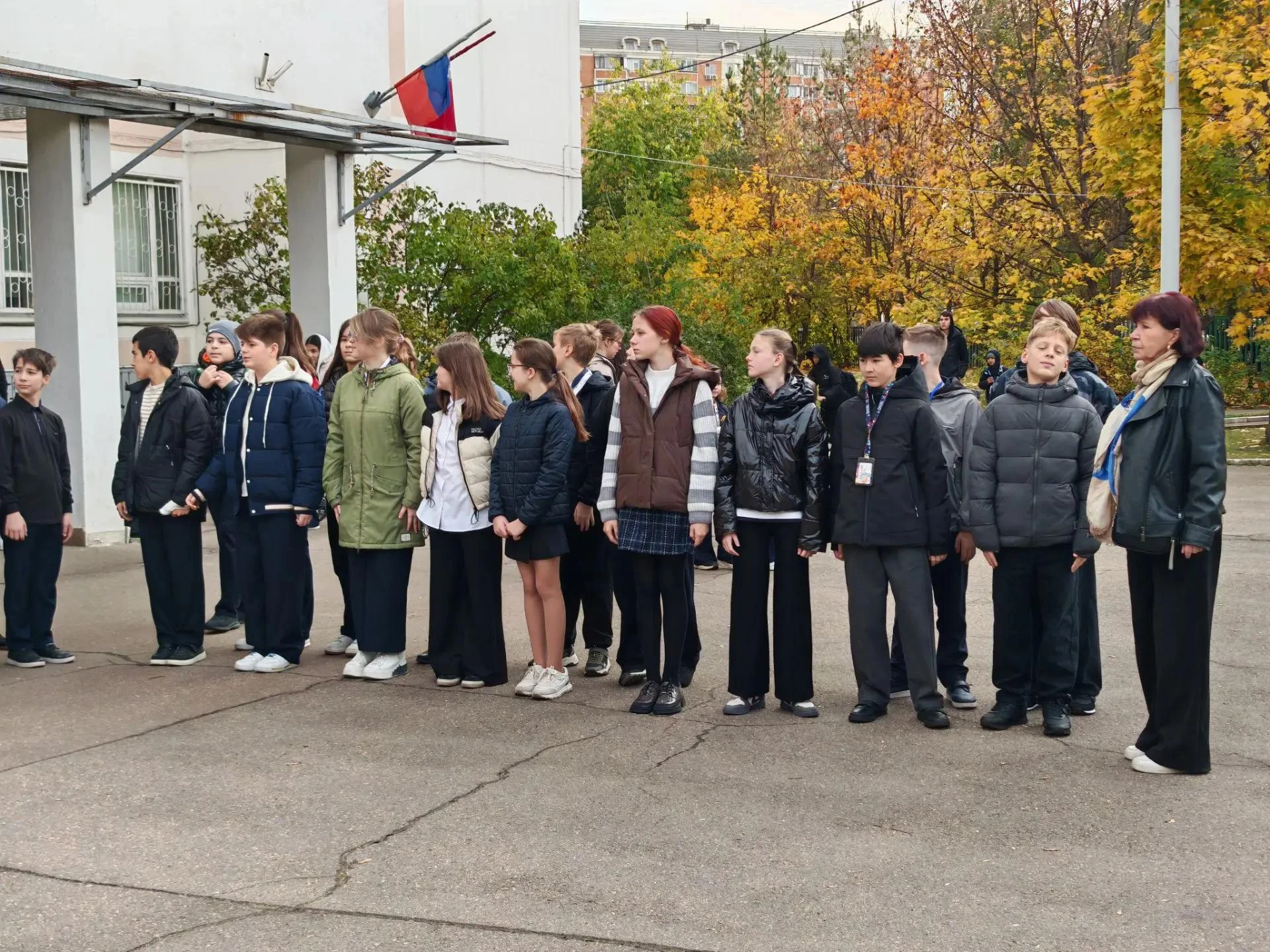 🇷🇺 Новая учебная неделя в 6 корпусе началась с торжественной церемонии подъёма Госуда...