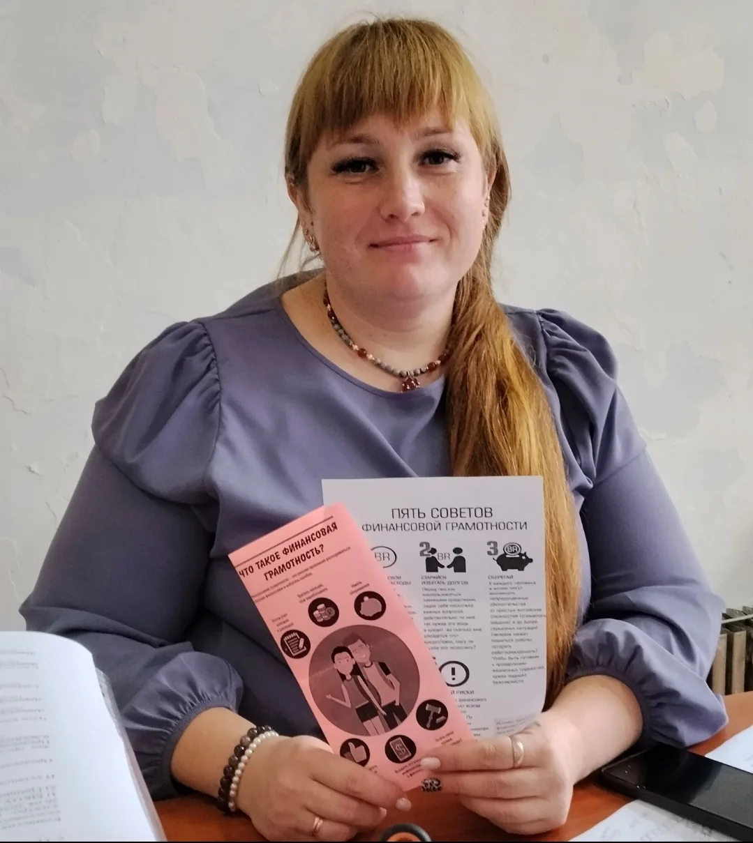 Библиотекарь Гришинской поселенческой библиотеки  Вероника Чеботарева вручила своим чит...