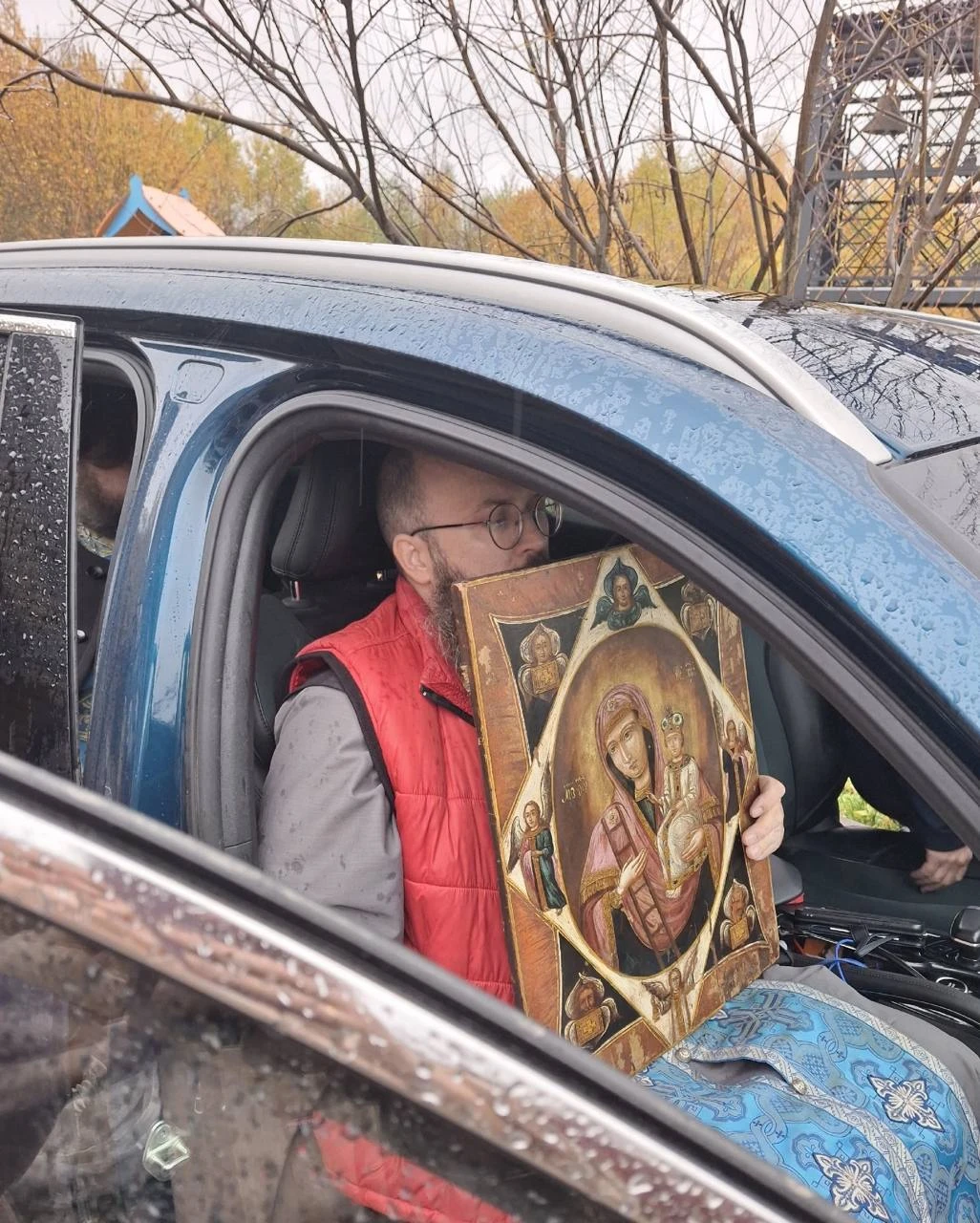 В Калуге Правый берег объехали с иконой и окропили святой водой