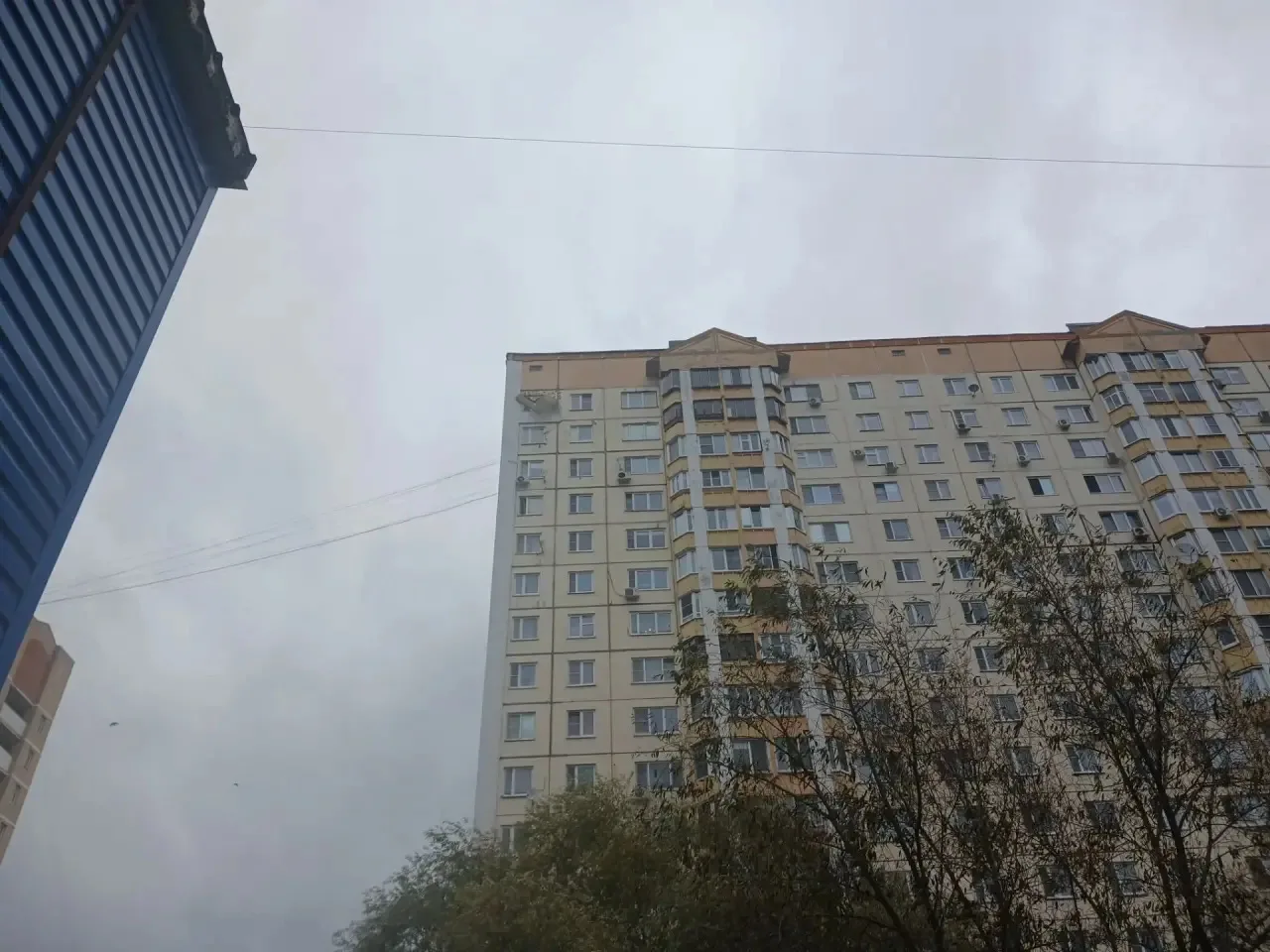 Опасный дефект на фасаде дома в поселке Нахабино устранят в ближайшее время