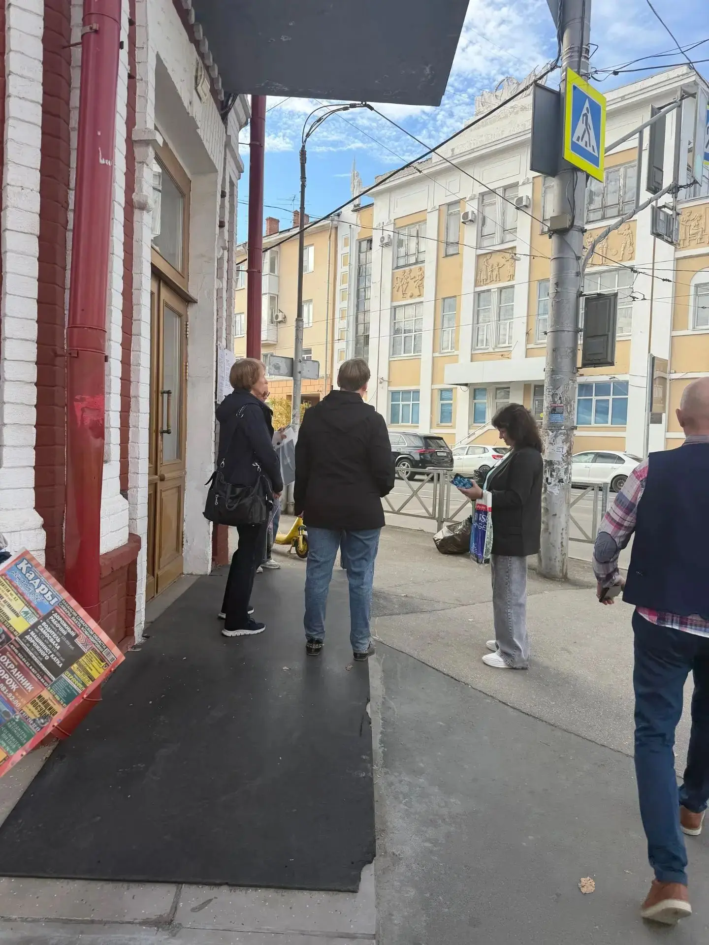 Самарцы пожаловались, что при ракетной опасности организации выгоняют посетителей на ул...