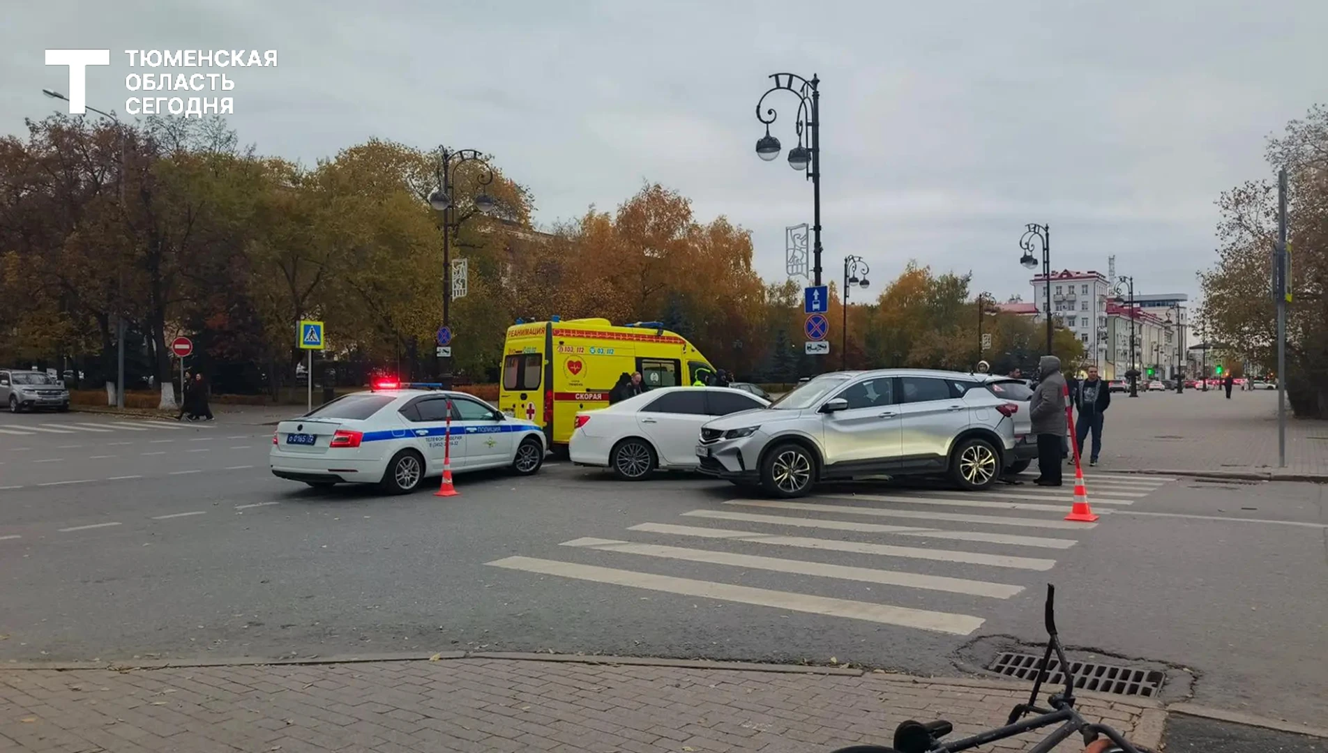 ⚡ В Тюмени на перекрёстке улиц Республики и 8 Марта столкнулись три машины