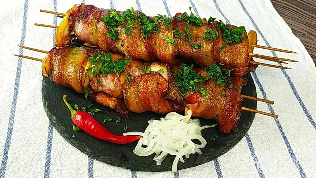 ШАШЛЫК ИЗ КУРИНОЙ ПЕЧЕНИ С БЕКОНОМ.