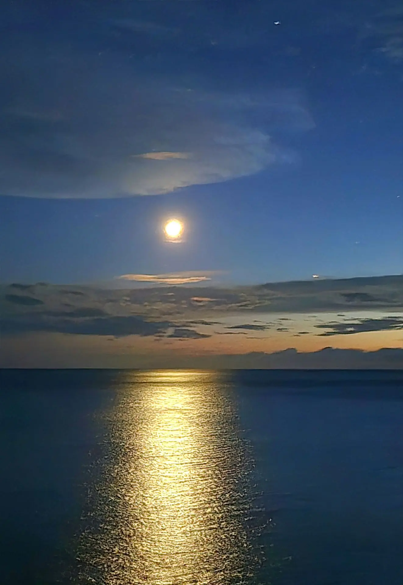 Месяц над морем☺️🌛)..