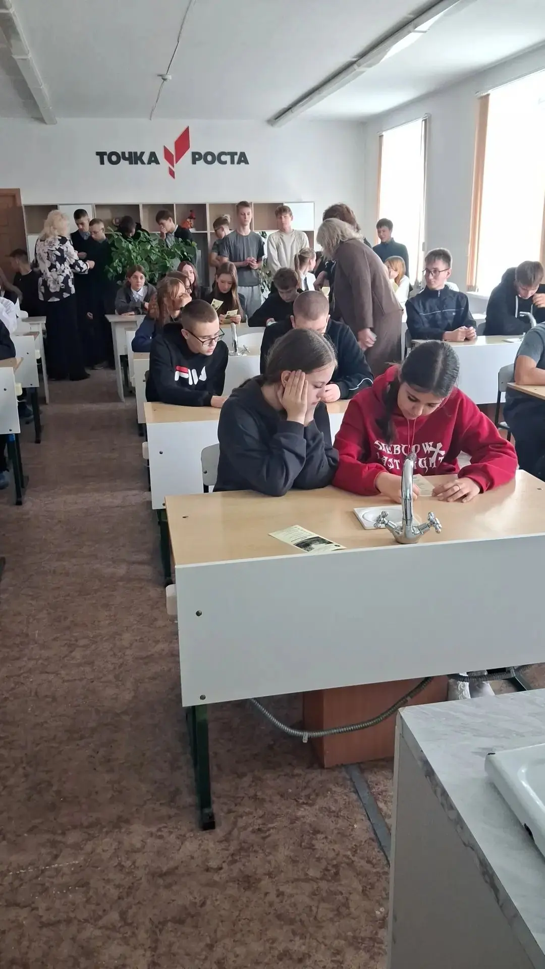 🎓Сегодня учащиеся 9-го класса посетили Ярмарку профессий "Построй своё будущее" на баз...