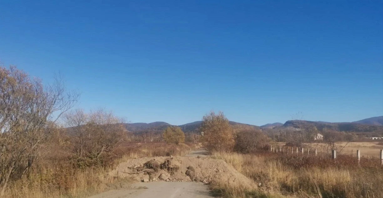 Съезд с трассы к селу Сокол засыпали на Сахалине