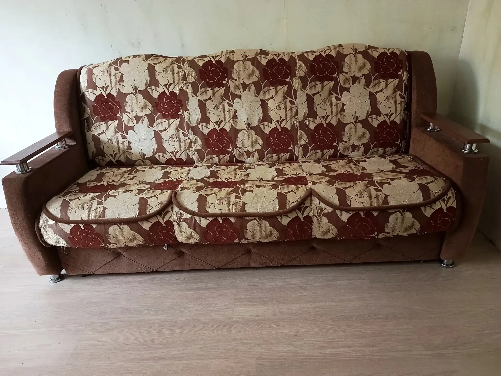 Отдам  даром раскладной диван с удобным спальным местом размером 130×190__ см. Обивка и...