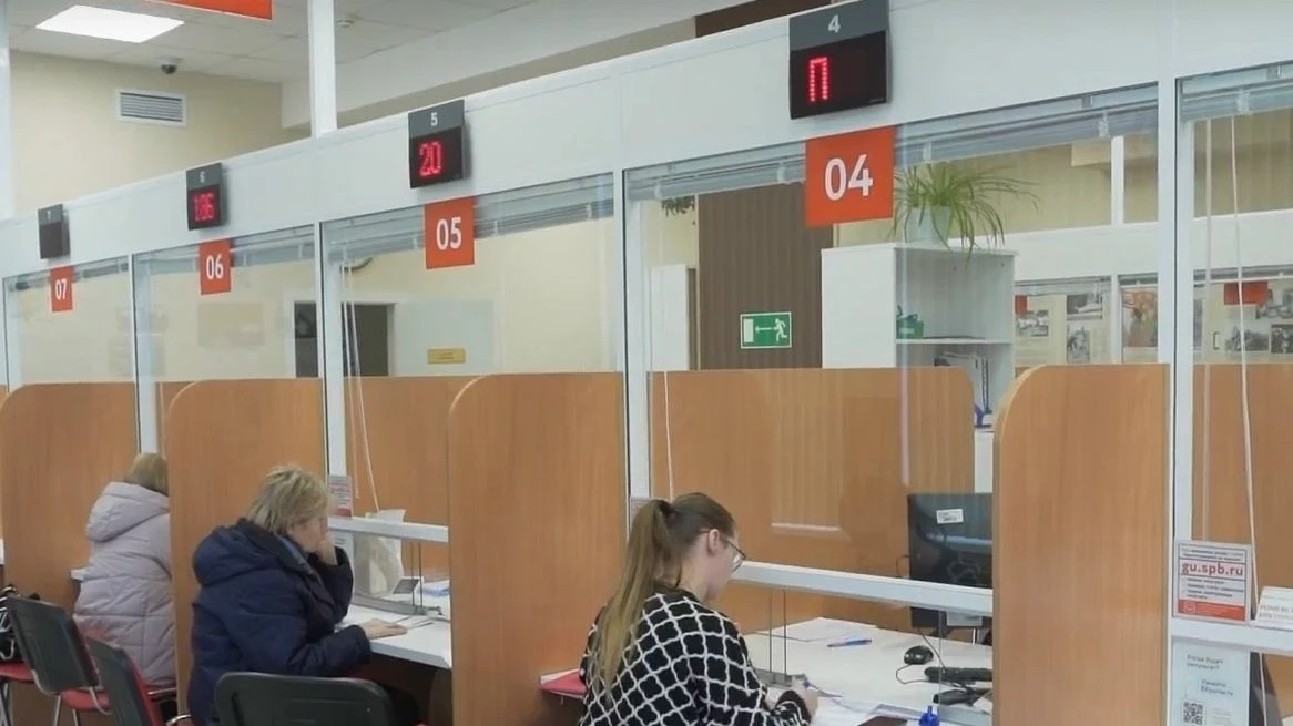Мобильные МФЦ Петербурга перешли на новый график работы. Они начали обслуживать жителей...