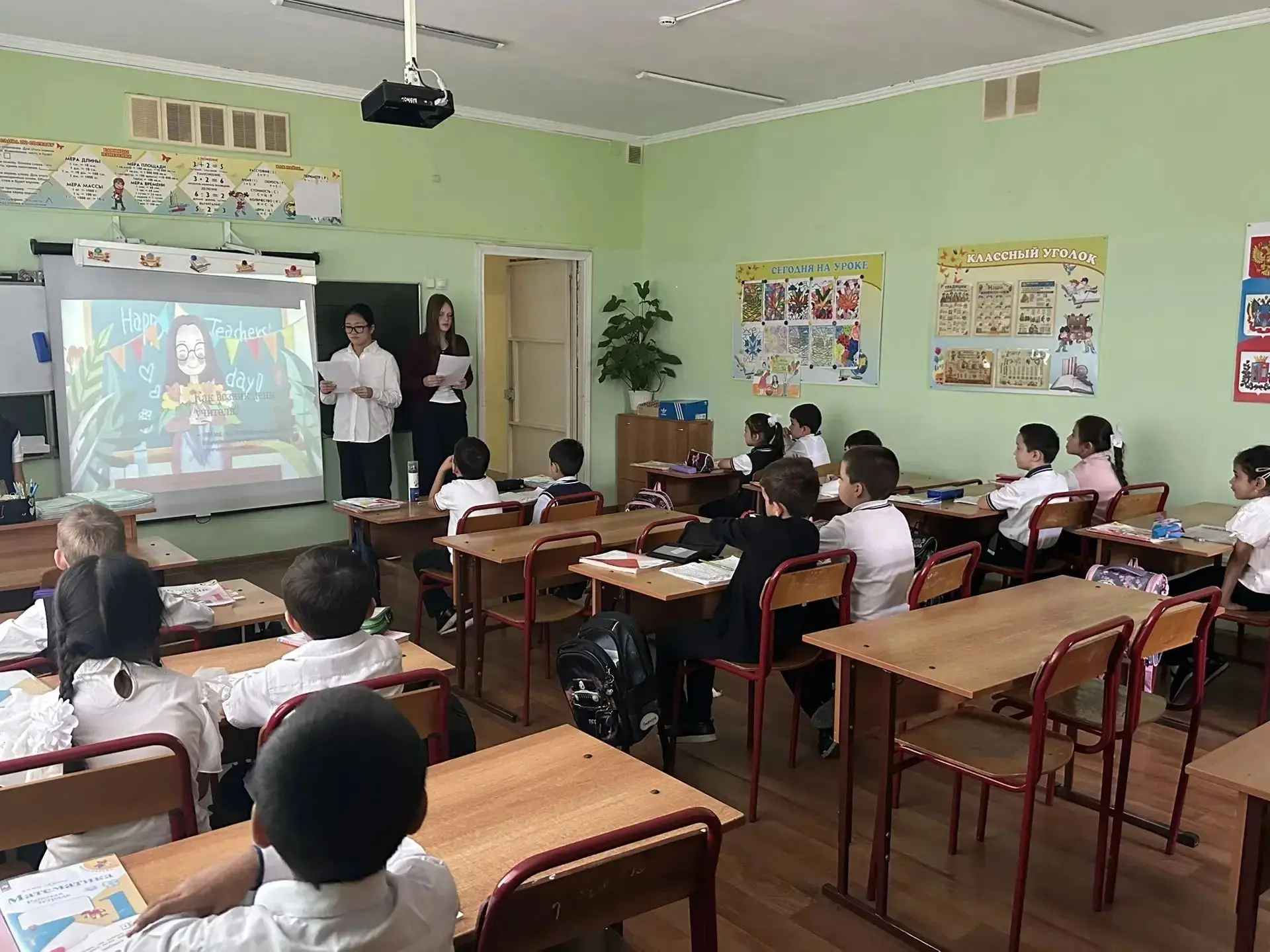 🎉 Ученицы 9 «В» класса напомнили всем: труд учителя — это по-настоящему ценно! 🎉