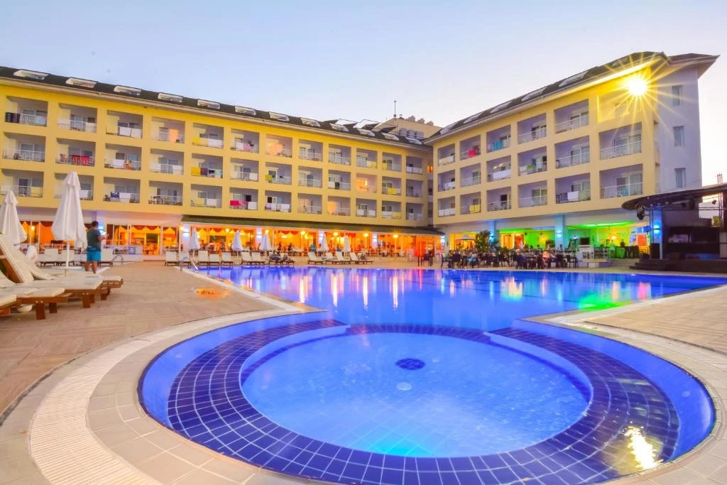PINE HOUSE HOTEL в Кемере предлагает собственный песчано-галечный пляж, открытый бассей...