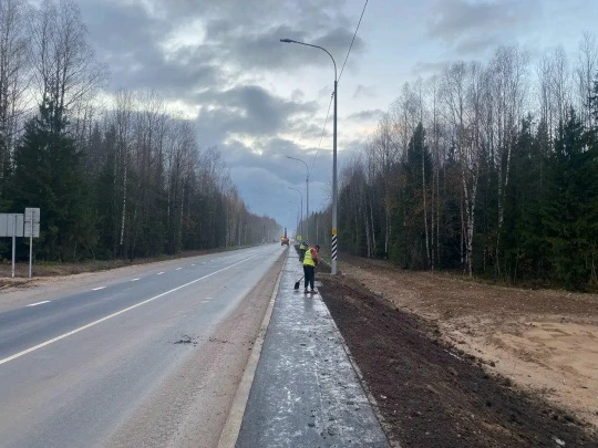 ✅ На участке капремонта дороги Коноша - Вельск подрядчик завершает асфальтирование пеше...