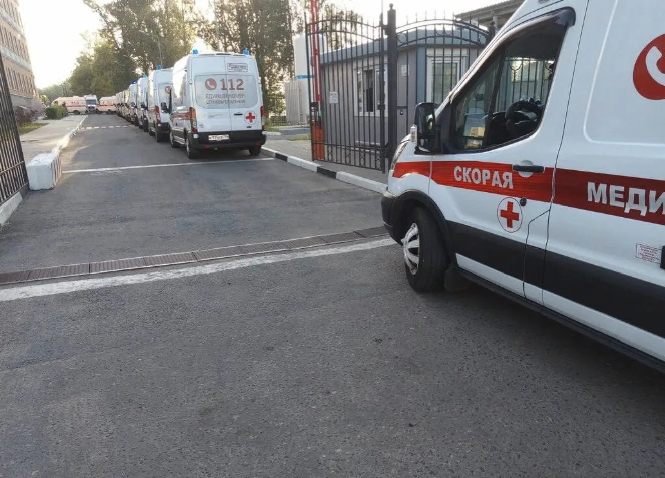 В подмосковной Балашихе 40-летний мужчина напал с ножом на сотрудников скорой помощи и ...