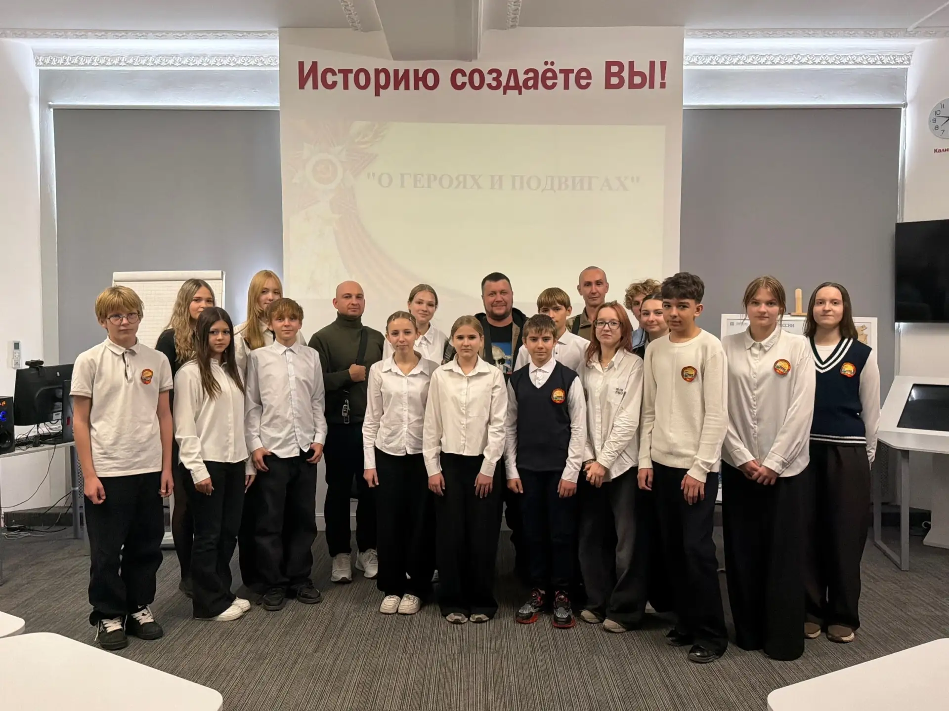 ✅В Лутугинском районном Доме культуры прошла встреча школьников с ветеранами СВО