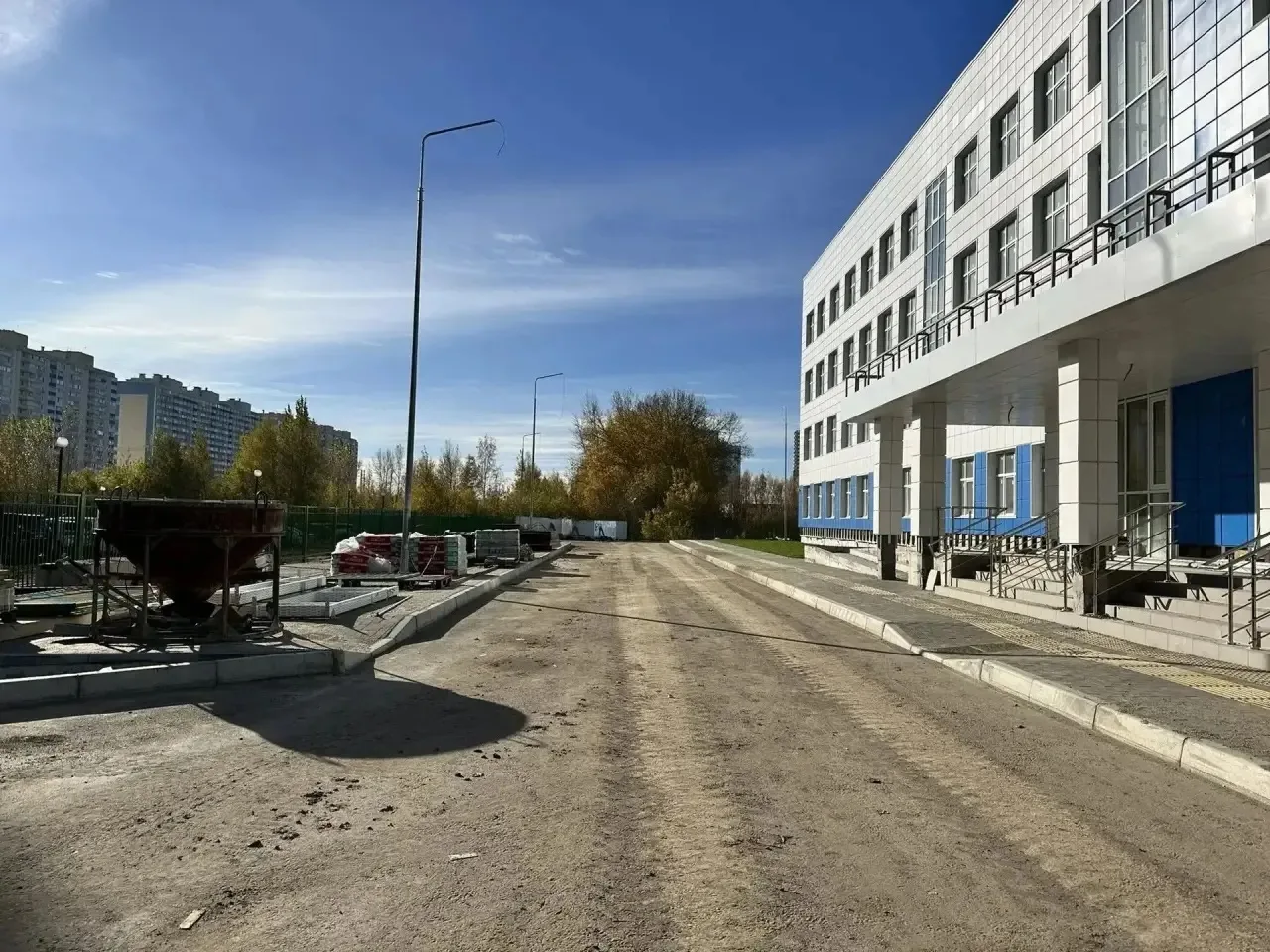Благоустройство территории поликлиники №22, на Виктора Уса, продолжается.