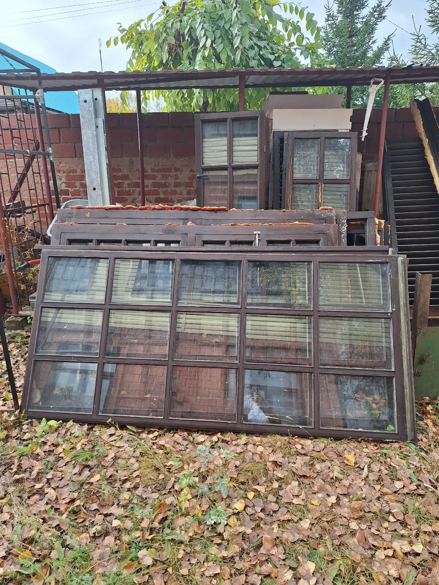 Продам деревянные рамы со стеклом. Цена 2000 за раму. Самовывоз. Тел.: 89123248764
