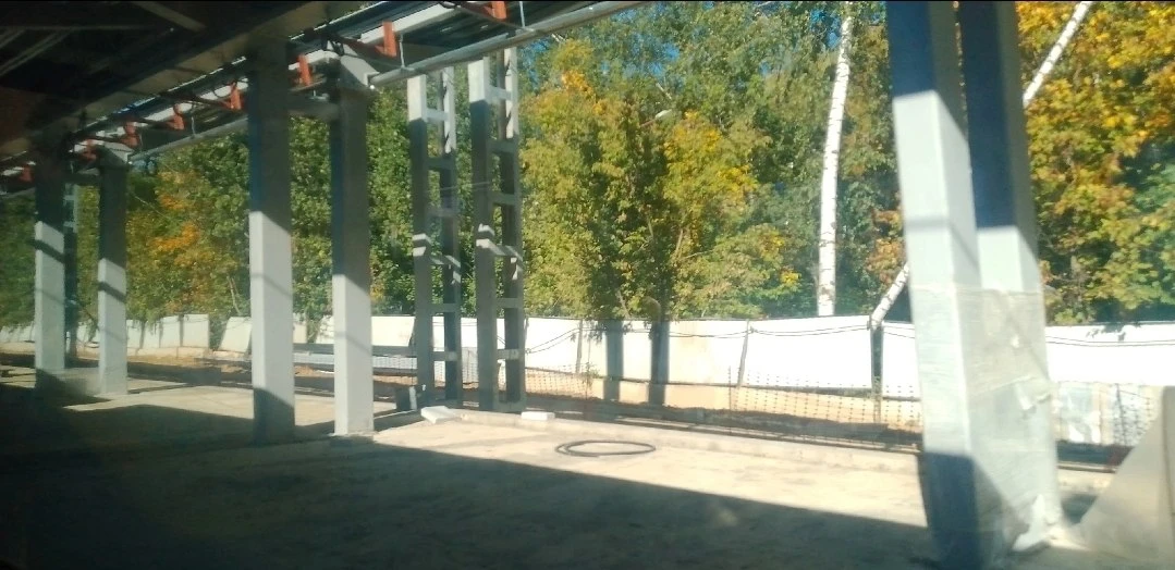 🚧 На Левобережной продолжаются строительные работы.