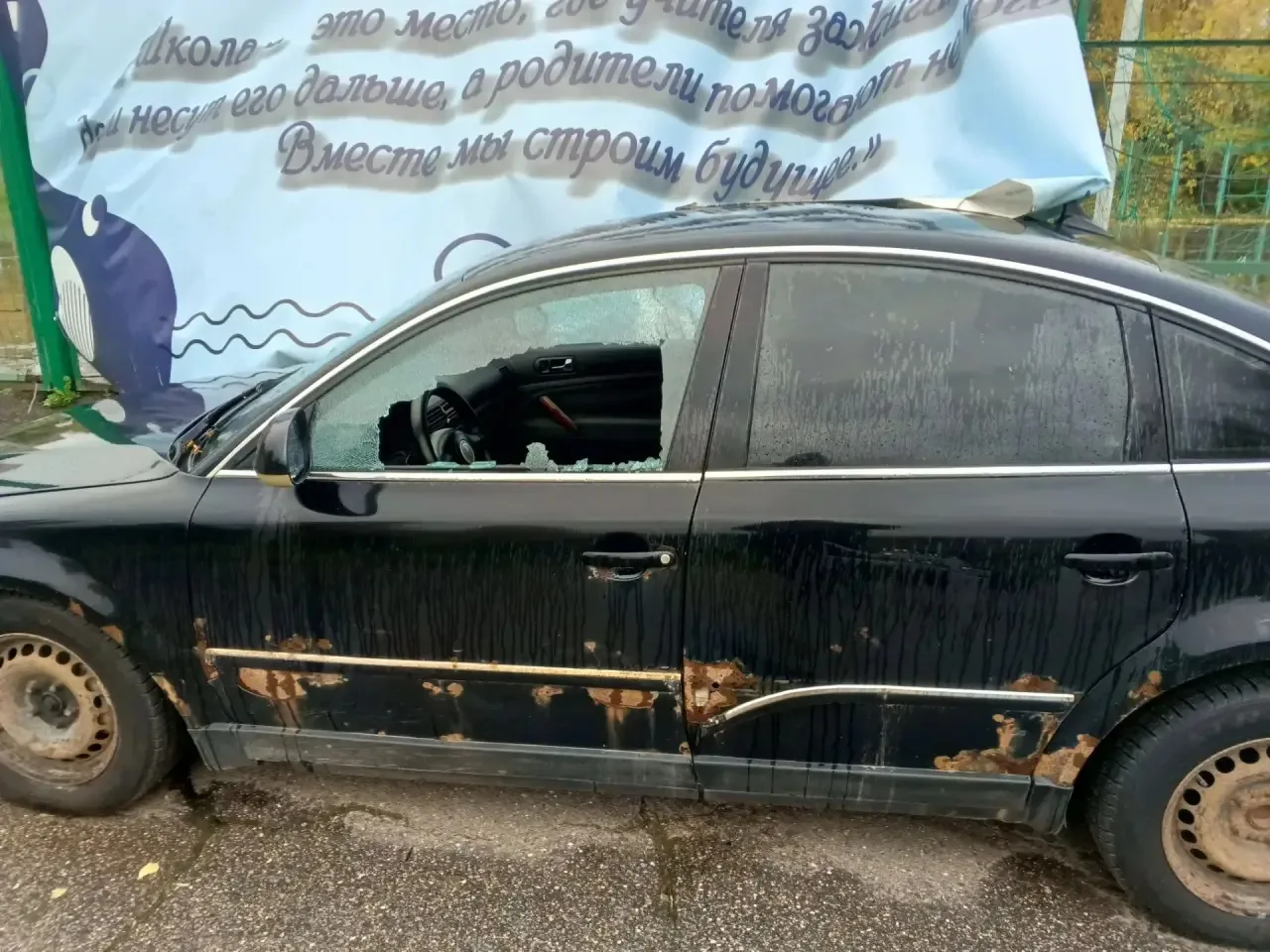 На улице Кропотницкой  , рядом с забором спорт площадки разбили окно в машине, хозяин п...