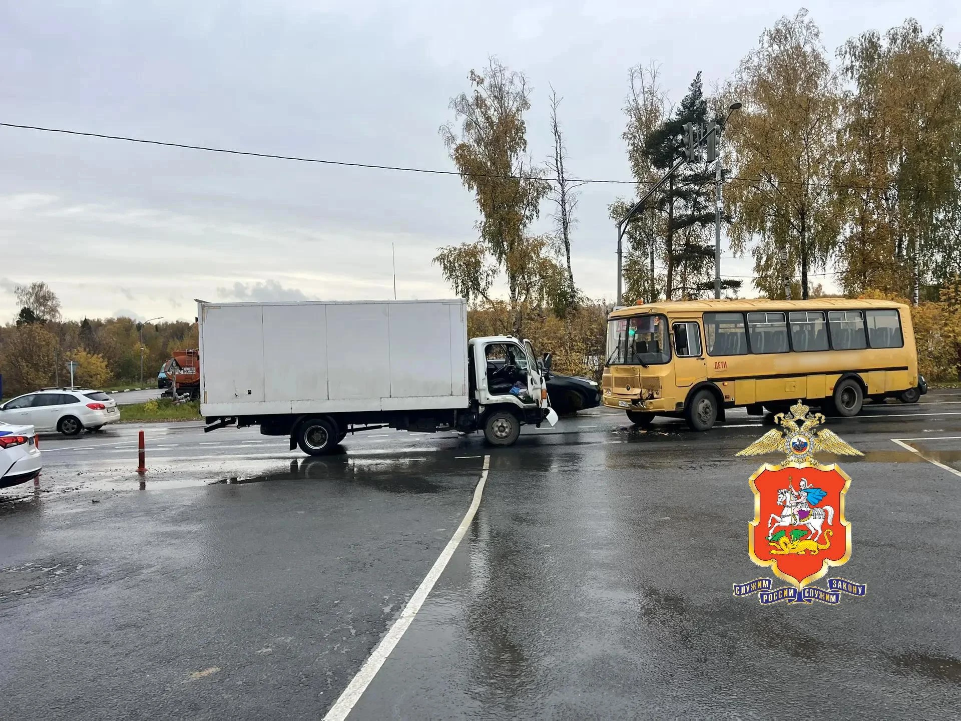 В Подмосковье автобус, перевозивший 12 детей, столкнулся с грузовиком, сообщили ТАСС в ...