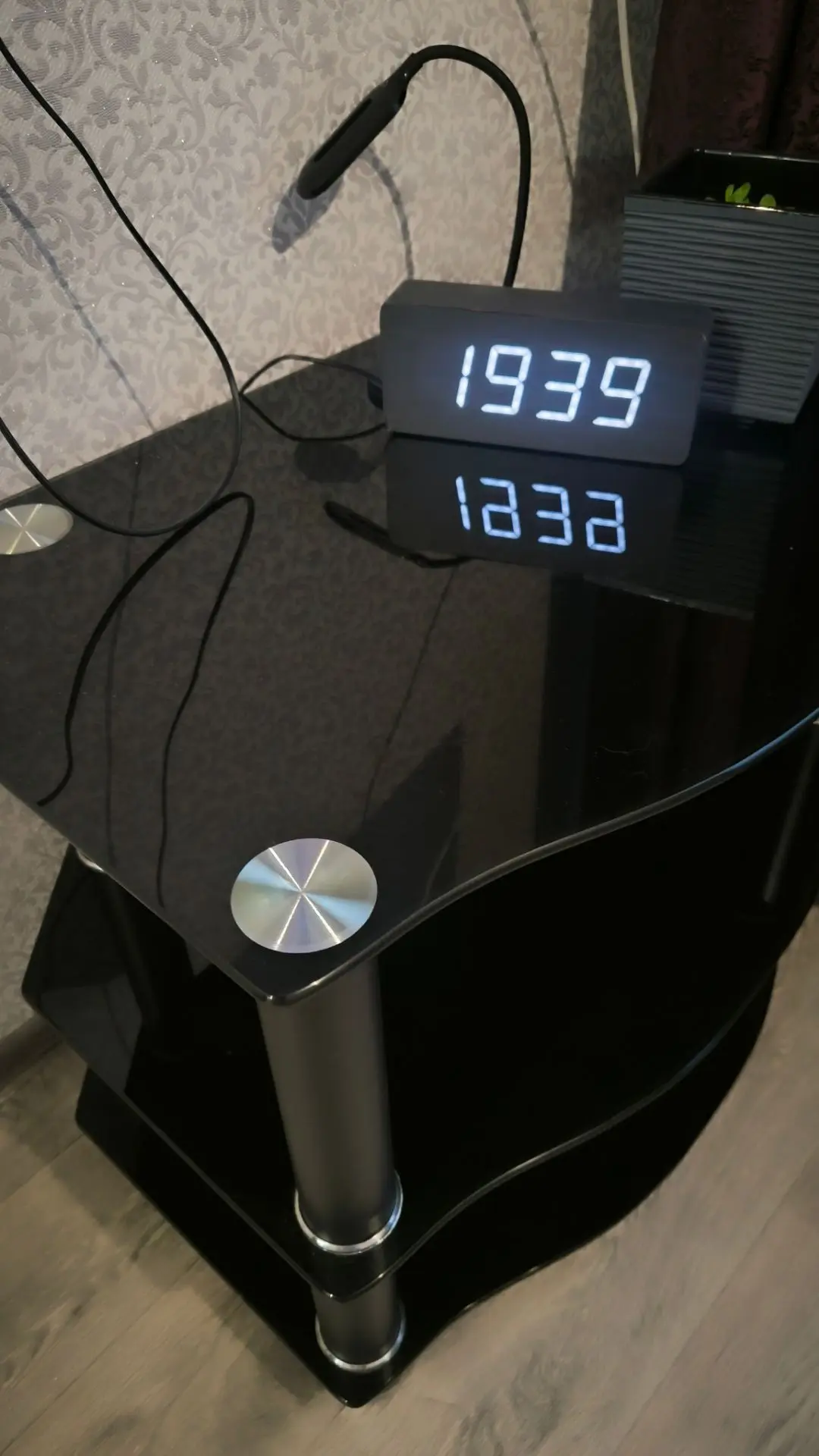 Продам стол стеклянный. Размеры ш50*в56*д70