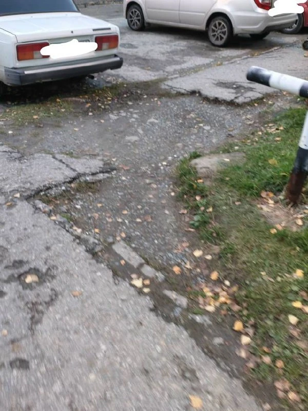 На дорогу у дома 16а жалуются жители