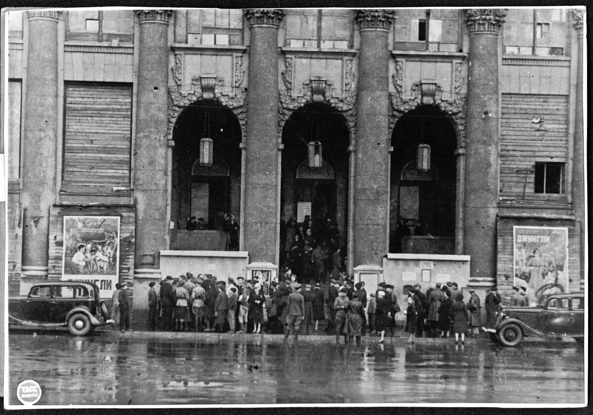 🎬 Кинотеатр «Родина» на Манежной площади. Ленинград, лето 1944 года.