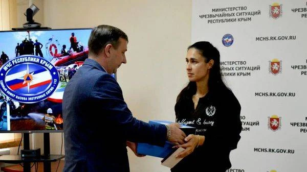Погибшего при спасении утопающей наградили посмертно - в МЧС Крыма медаль вручили вдове