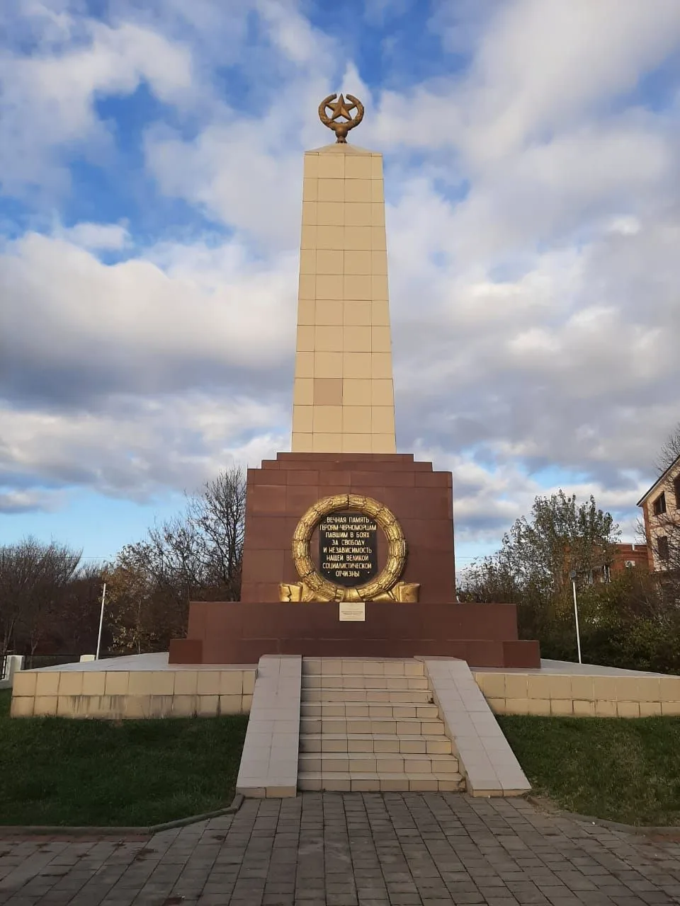 🏛️Обелиск защитникам Родины взяли под охрану государства в Геленджике.