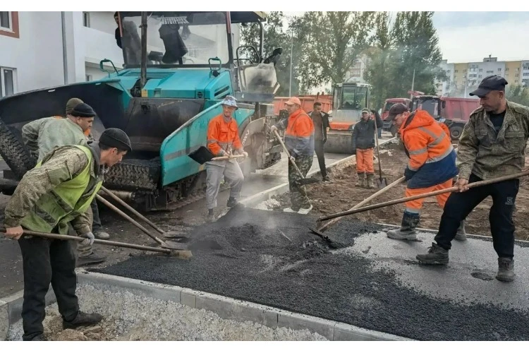 🔥 **Сквер около дома для медработников начали асфальтировать**