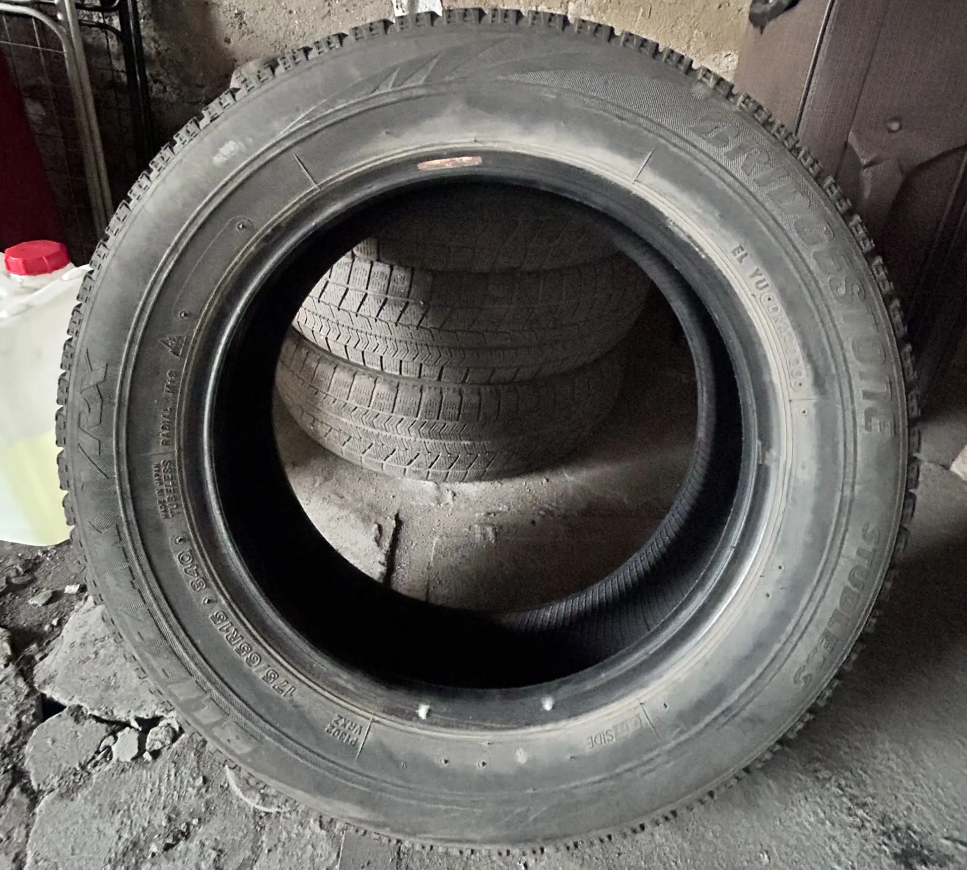 продам японские резины зимние 175/65 R /15 за 5 тыс за все 89133462212.
