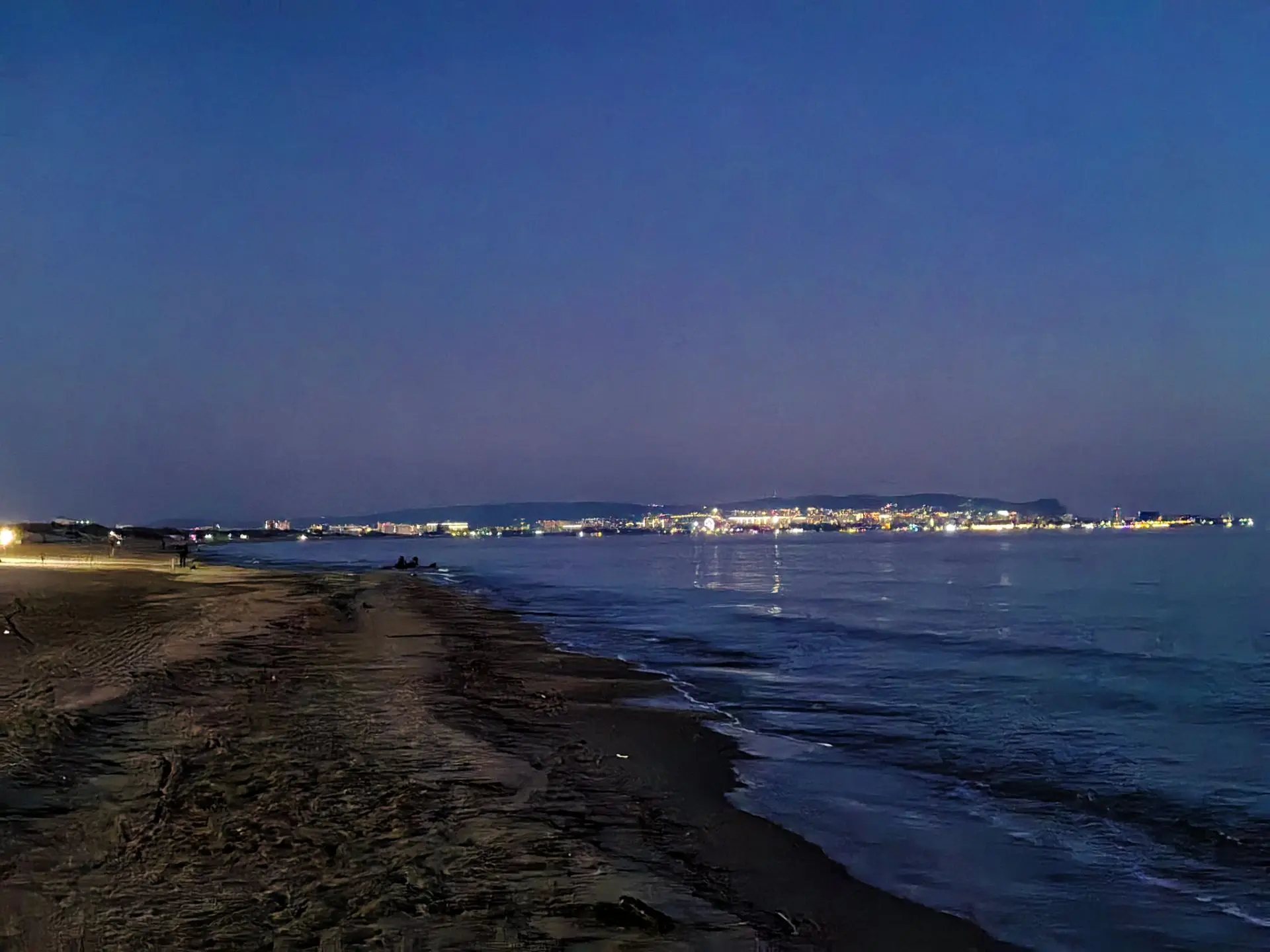 Закат над морем. Вдалеке виднеется Анапа
