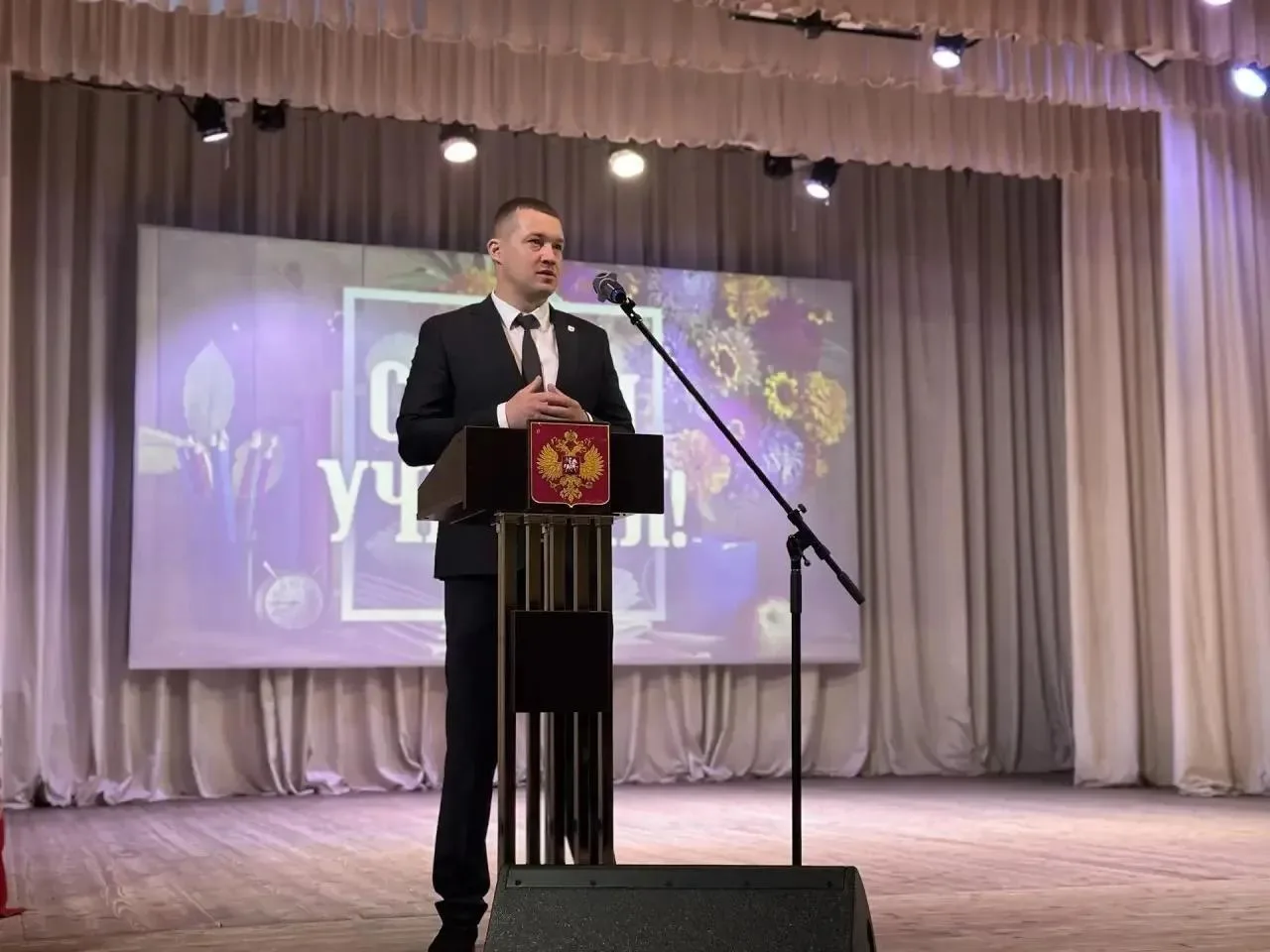 Сегодня в нашем Доме культуры прошло торжественное мероприятие, посвященное Дню учителя.