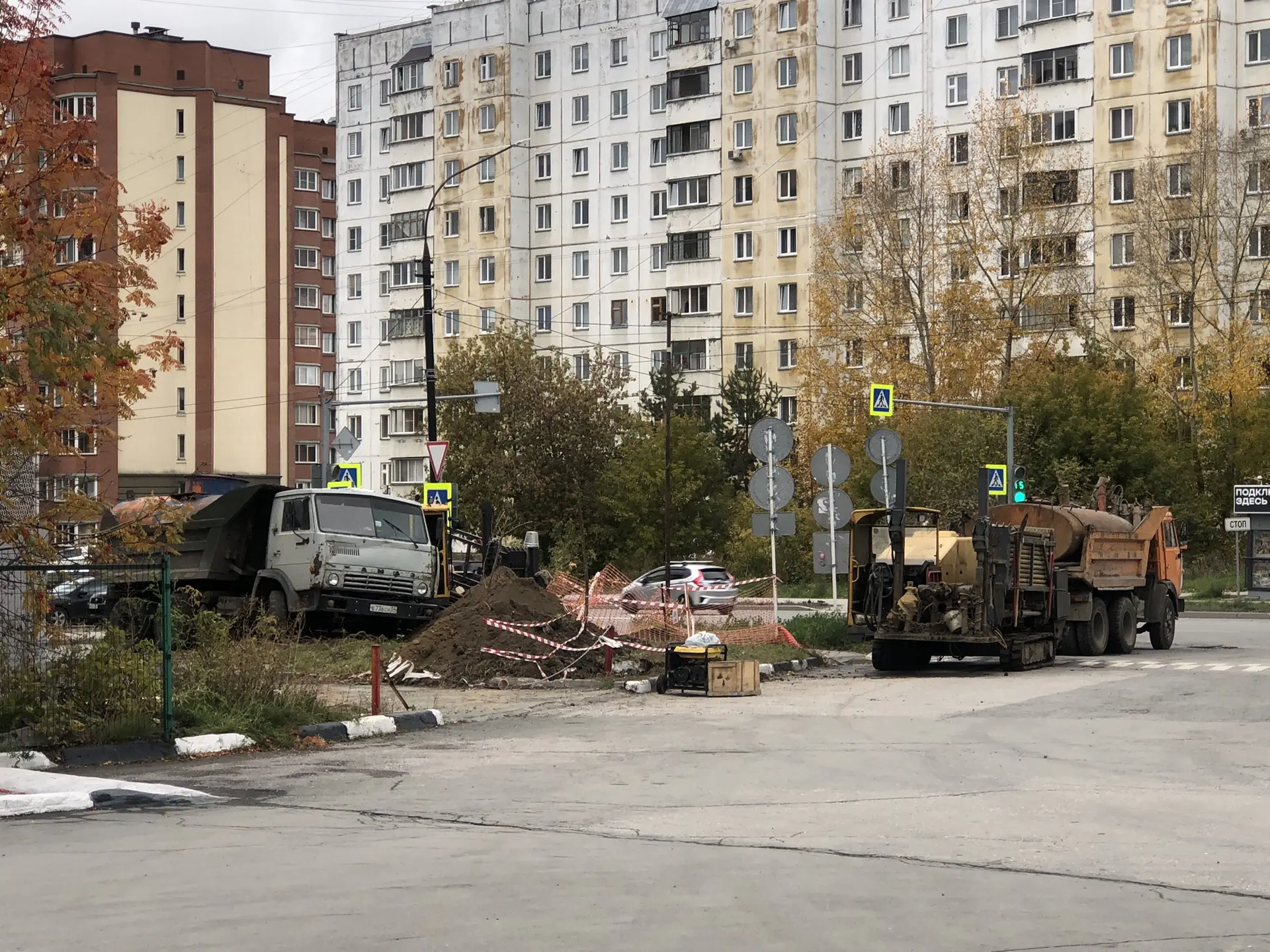 Геодезисты испортили  кабель интернета 🛜 Ростелекома. Приехала служба : восстанавливает.