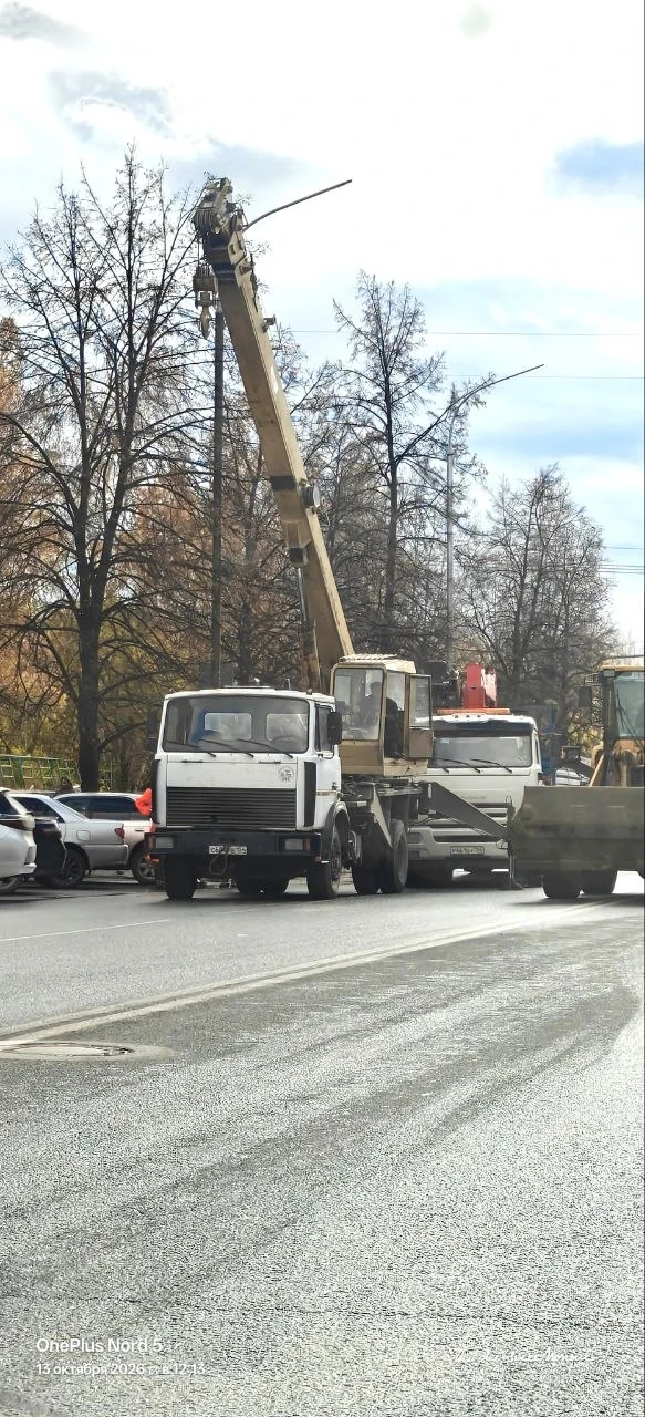 Действительно, на Российской устанавливают новые опоры освещения.