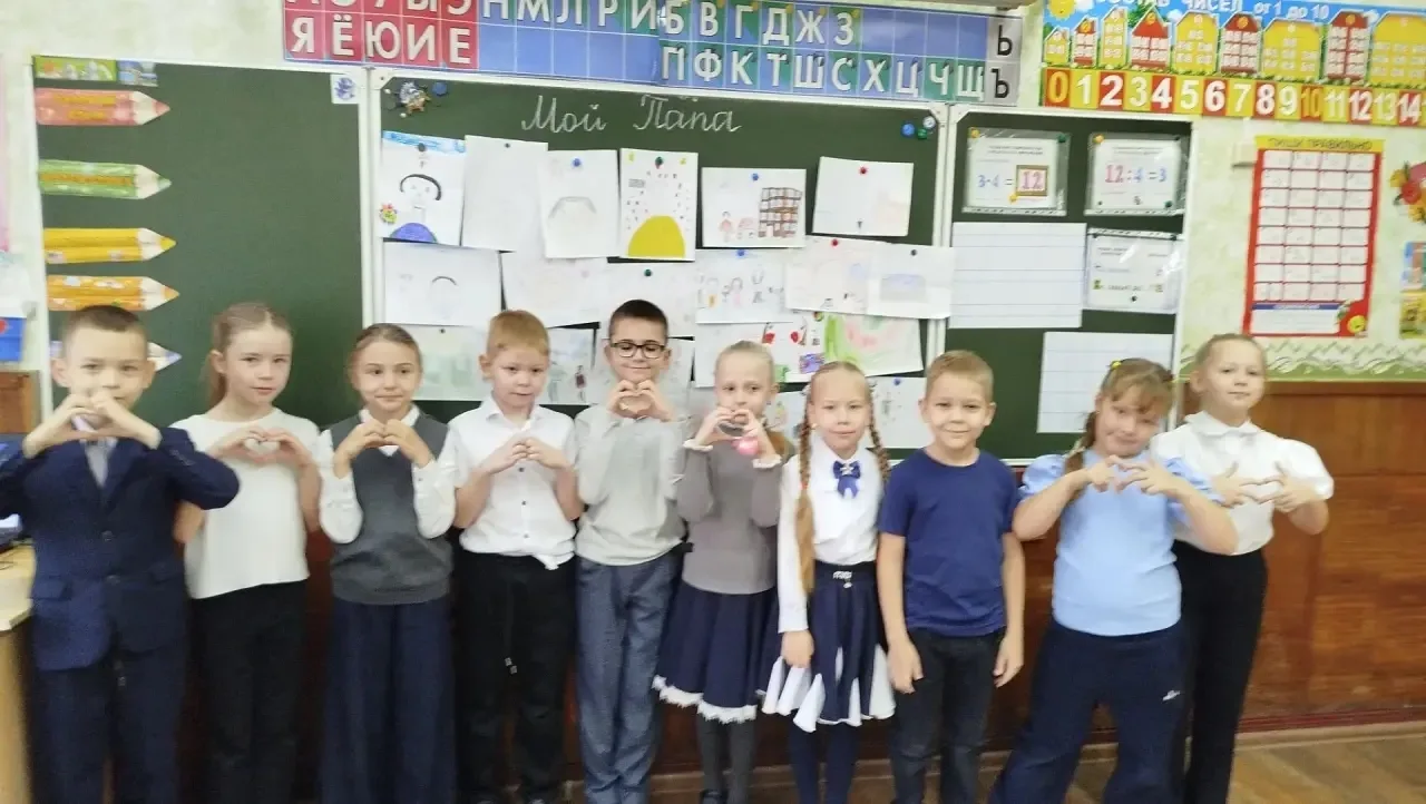 Главные герои на детских рисунках: 1А и 3Б поздравляют пап! 👨‍👧‍👦