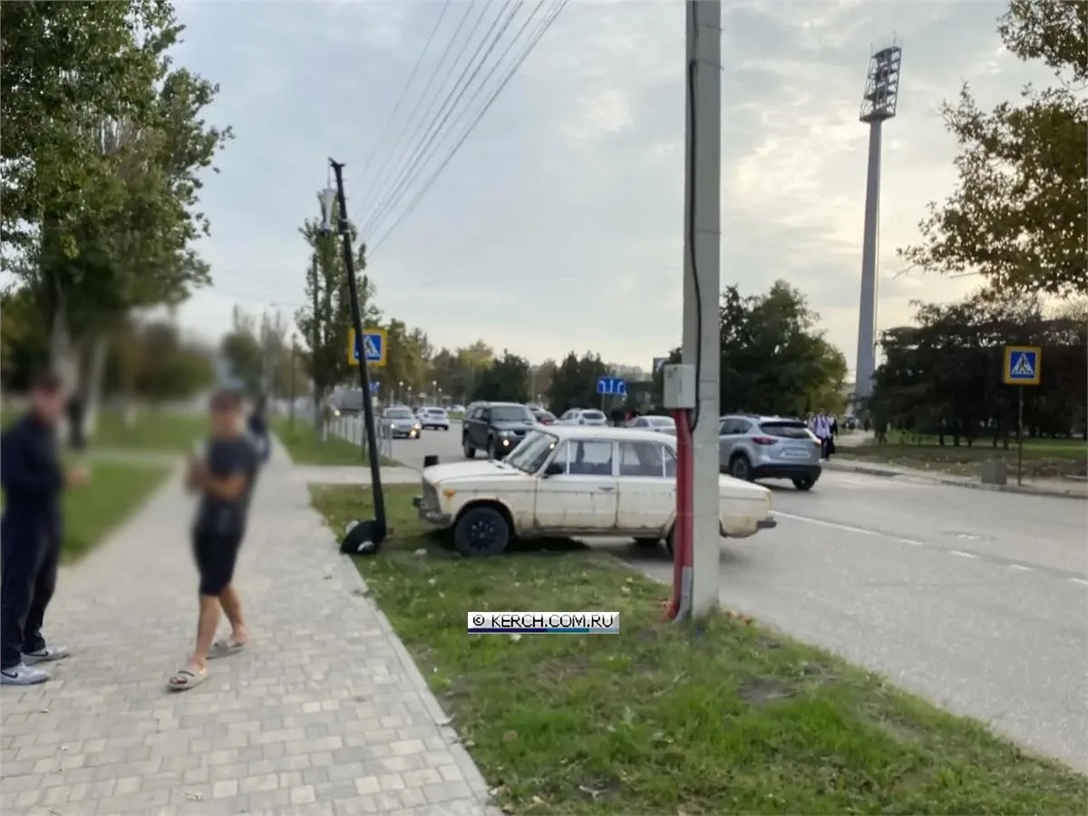 Водитель, направивший автомобиль в столб, повредил электрическую линию (фото)