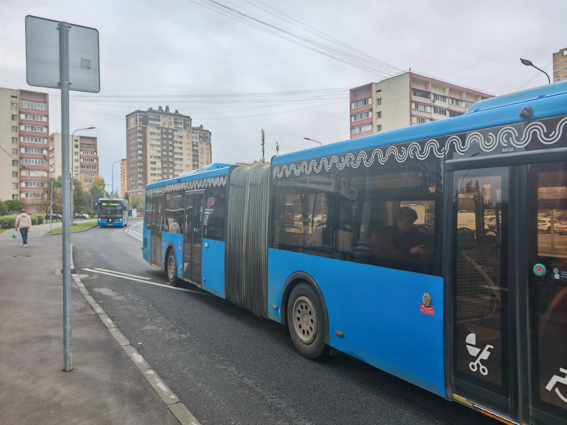 Транспорт битком, потому что МосГорТранс пускает автобусы парами: первый полный, второй...