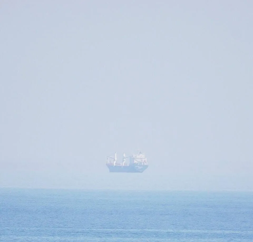 🛳️ В Финском заливе заметили летучий корабль. Выглядит, будто он парит и не касается в...