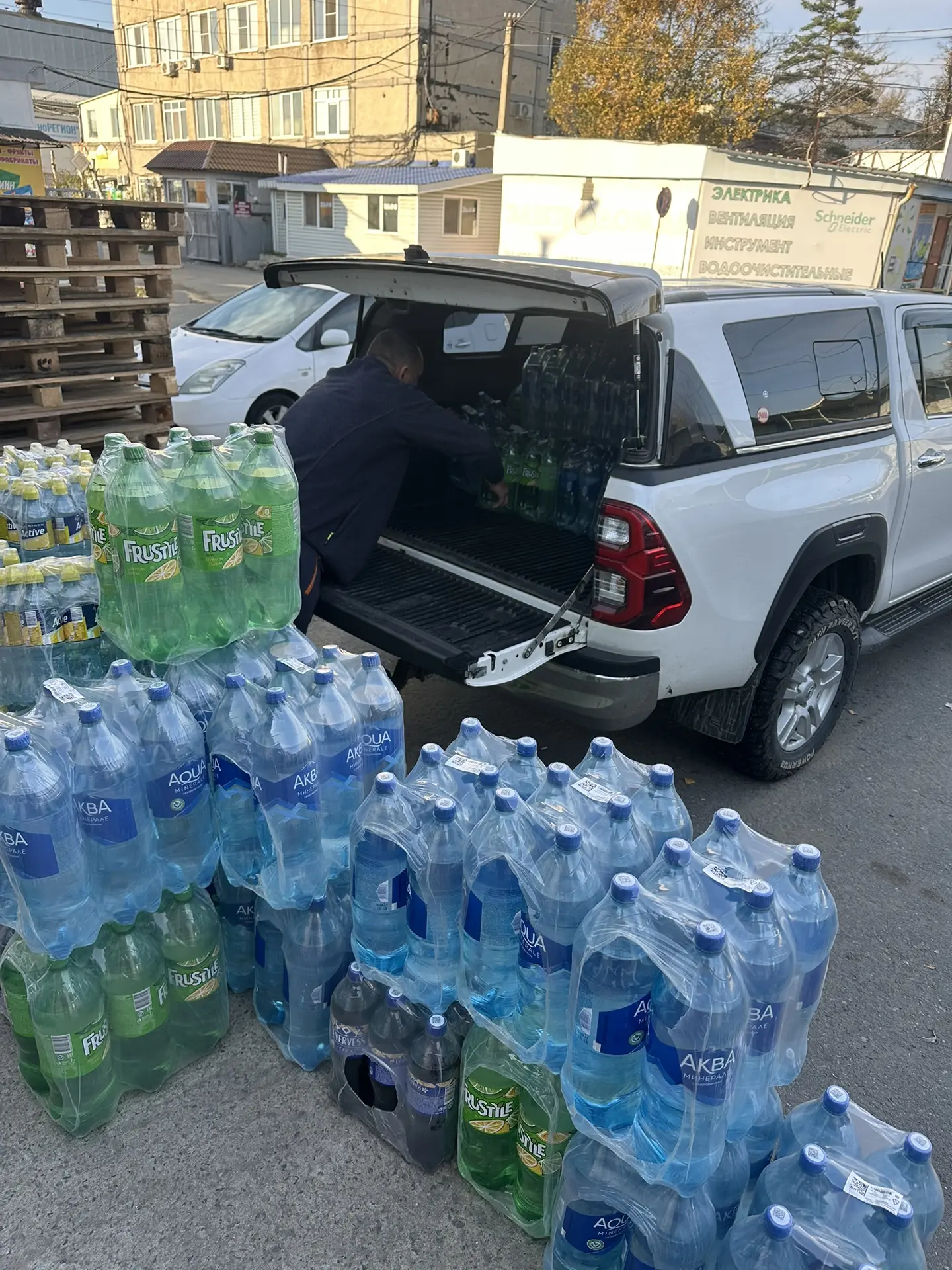 Сегодня нам отдали благотворители опять воду , Света Метеор повезла в дом Ветеранов инв...