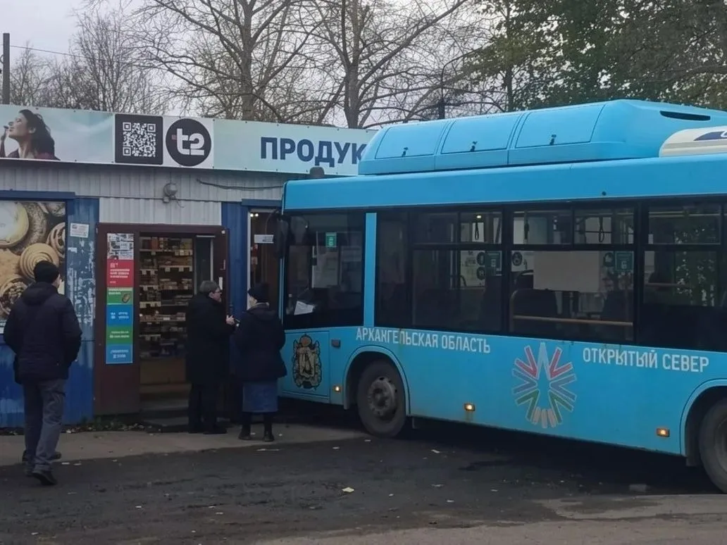 😐 В Архангельске автобус РИКО врезался в продуктовый павильон.