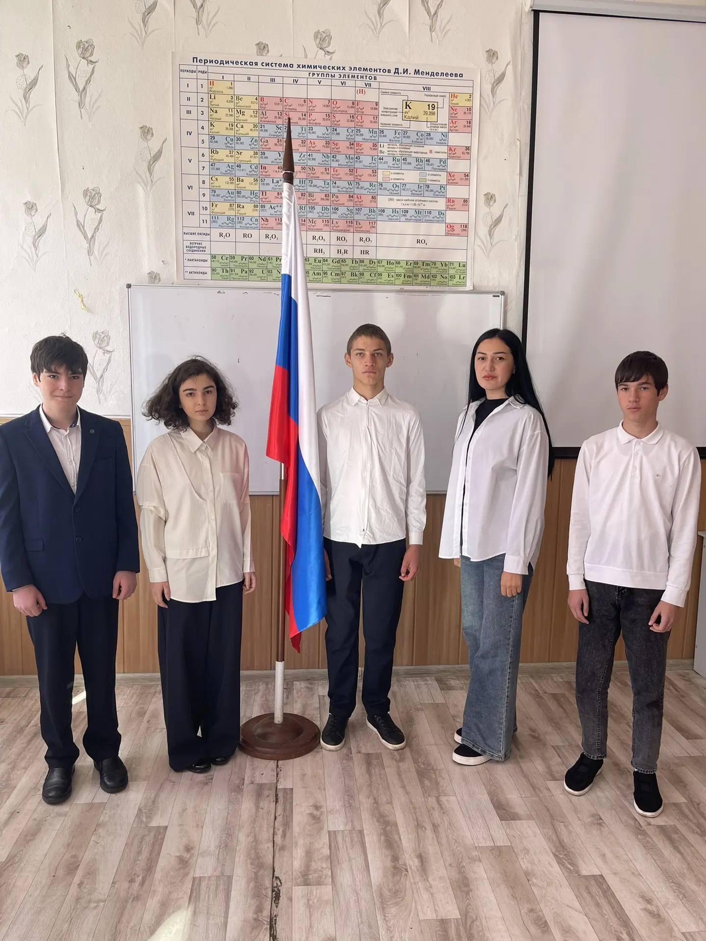 Вторая линейка сентября: традиции, флаг и «Разговоры о важном» 🇷🇺