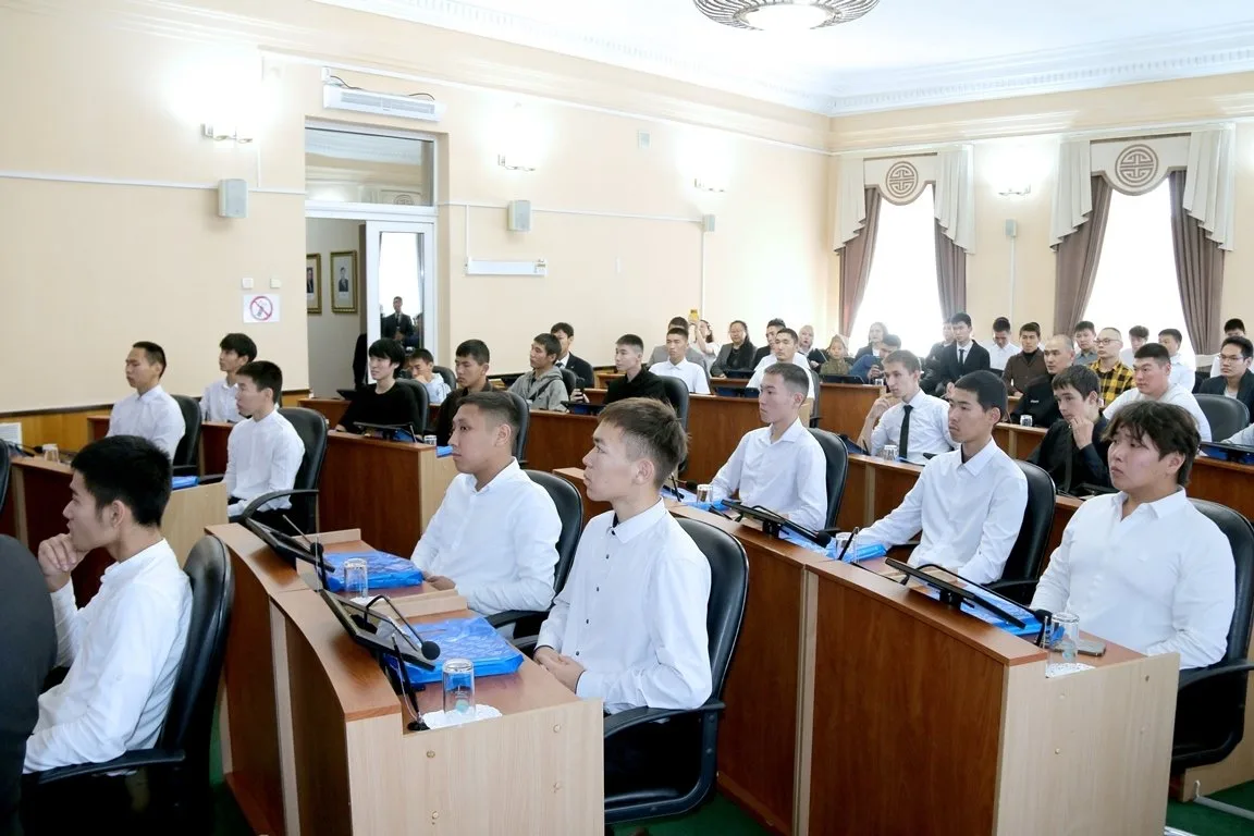 В Верховном Хурале состоялся открытый разговор о важном со студентами ссузов и ТывГУ, п...