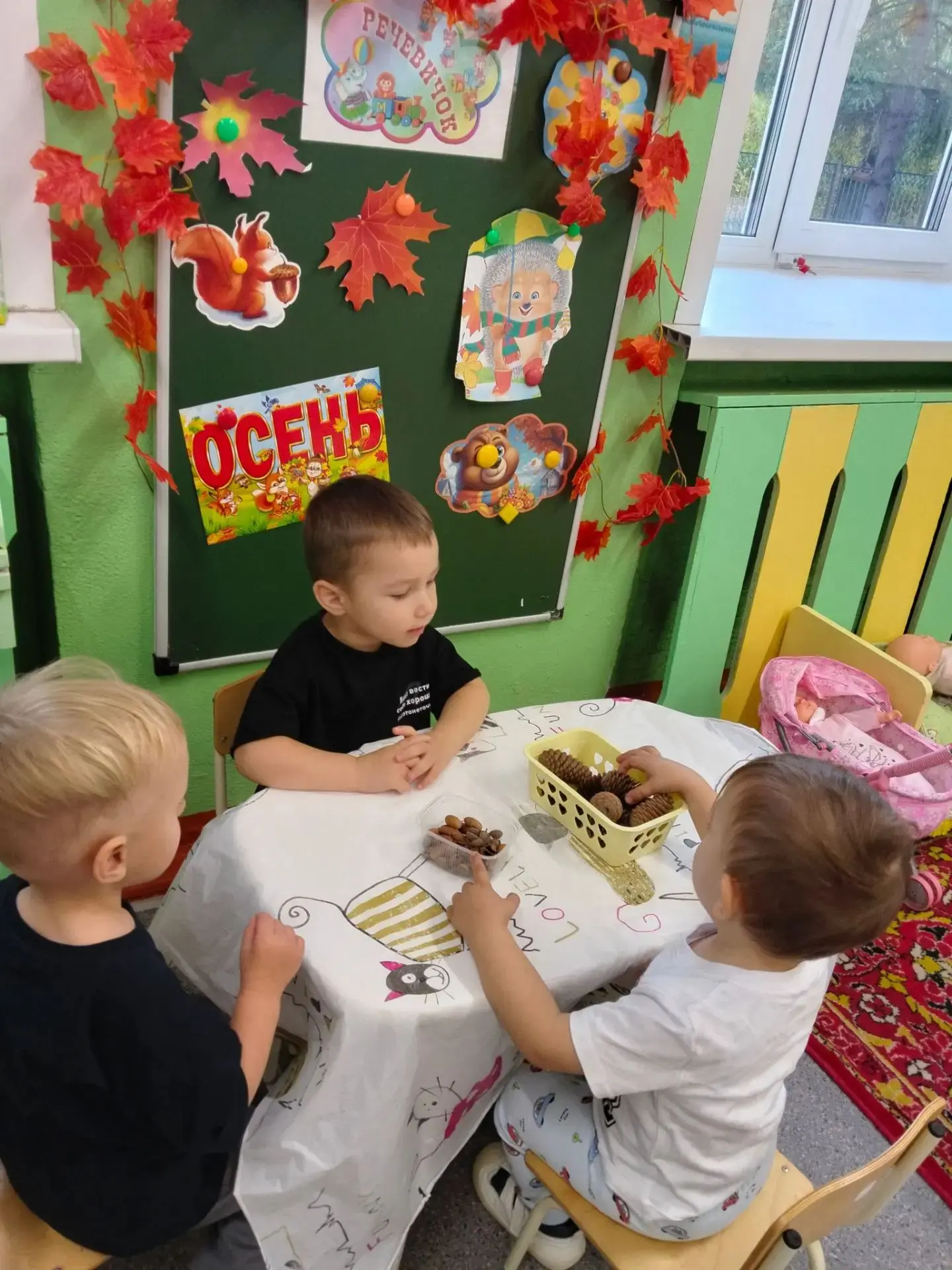 На занятии по ознакомлению с окружающим миром дети в группе "Репка " не просто рассматр...