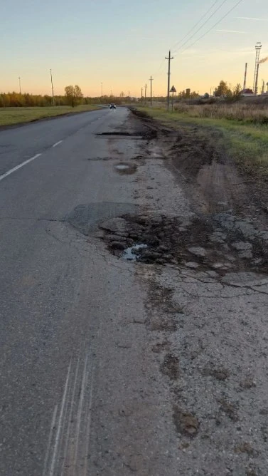 🚧 Жители просят срочно заделать ямы на автодороге Южная