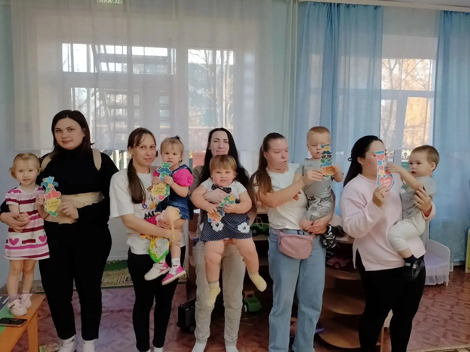 Сегодня наши малыши из группы "Воробушки"вместе с мамами, подготовили подарки для наших...