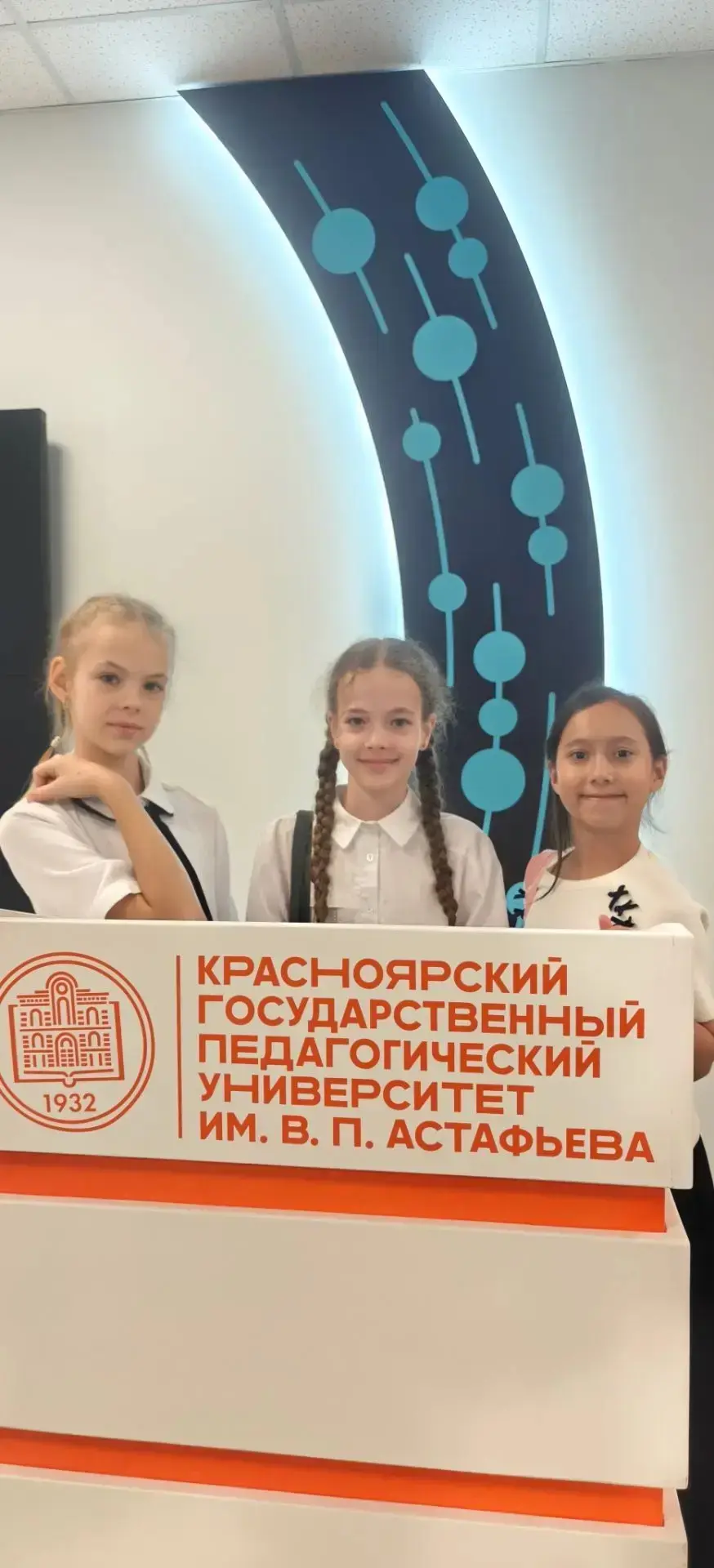 14 октября обучающиеся 4"Е" класса Каминская Анастасия, Масунова Арина и Лапковская Аня...