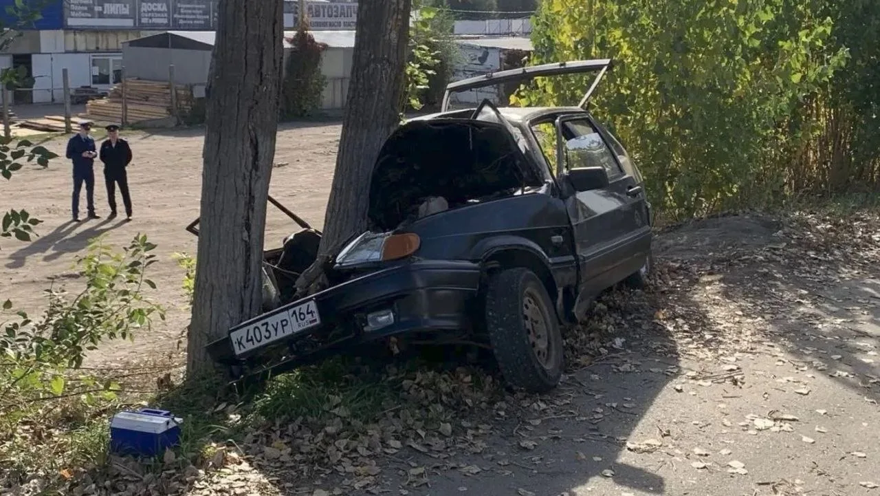 В Саратове подросток за рулем «тринадцатой» врезался в дерево: один погиб, еще пятеро п...