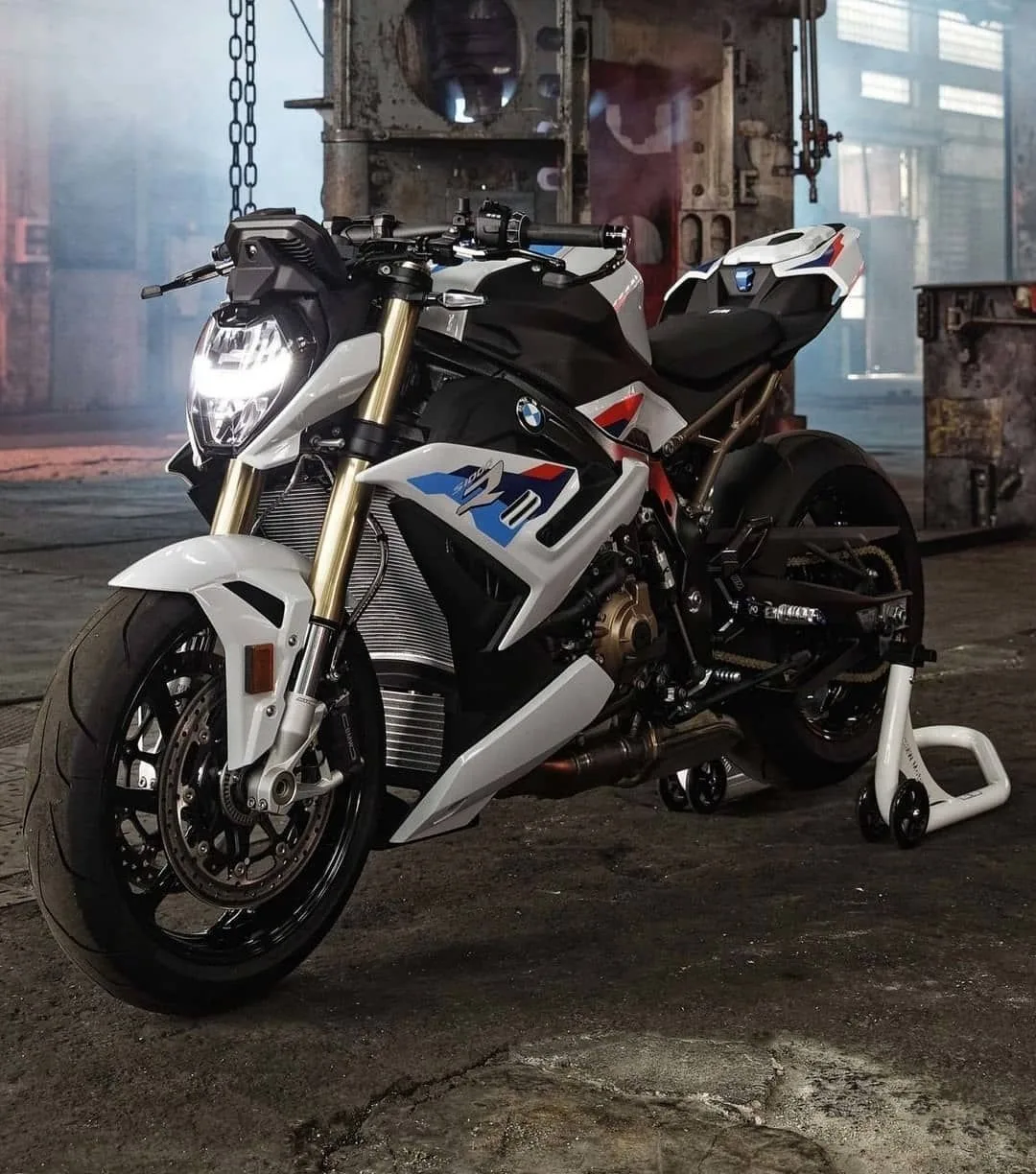 BMW S1000R — чистая мощь на дороге 👍🏍️