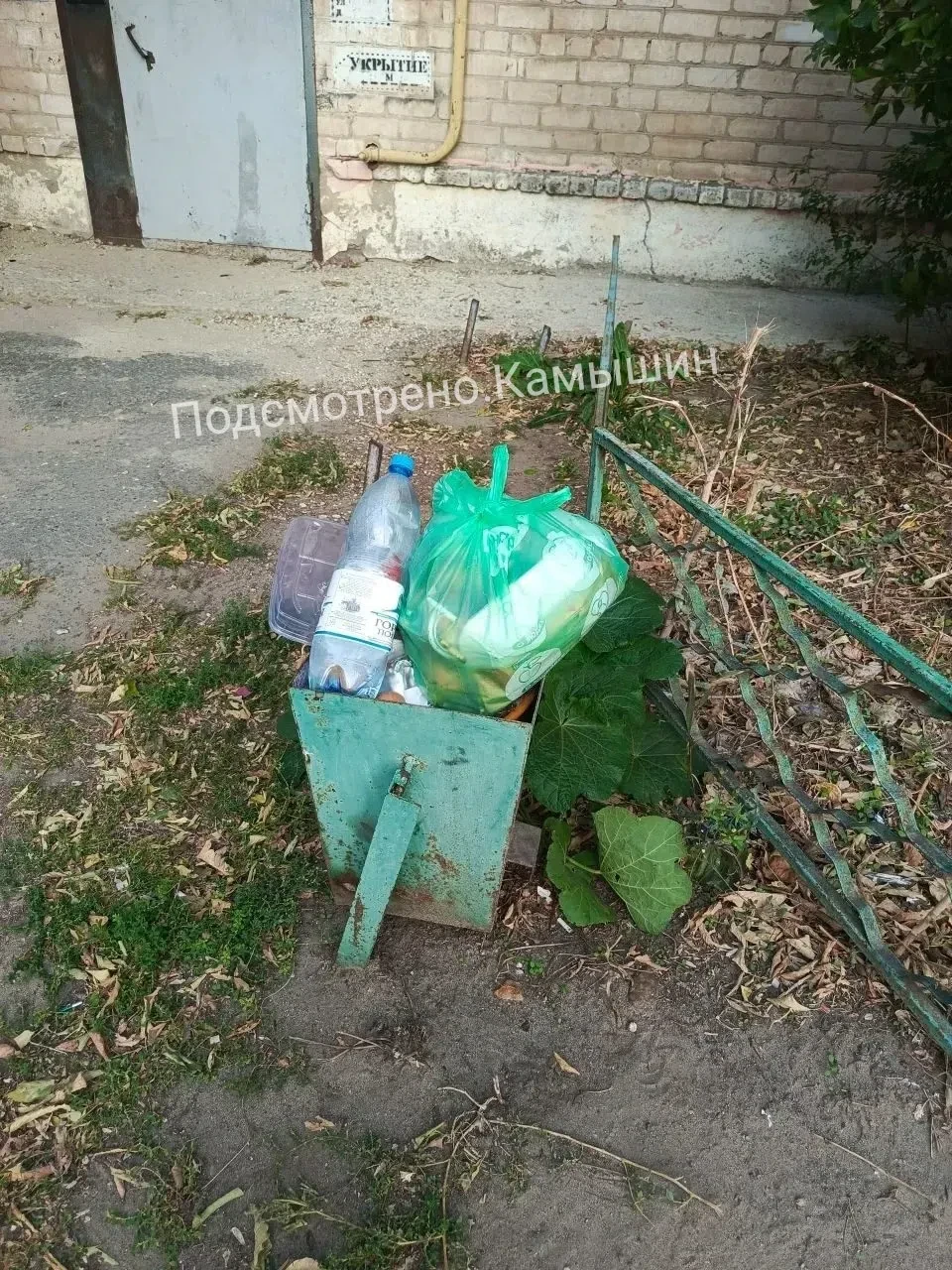 Анонимно. Пролетарская 31 постоянно выносят свои мусорные пакеты в урну! Урна, не для д...
