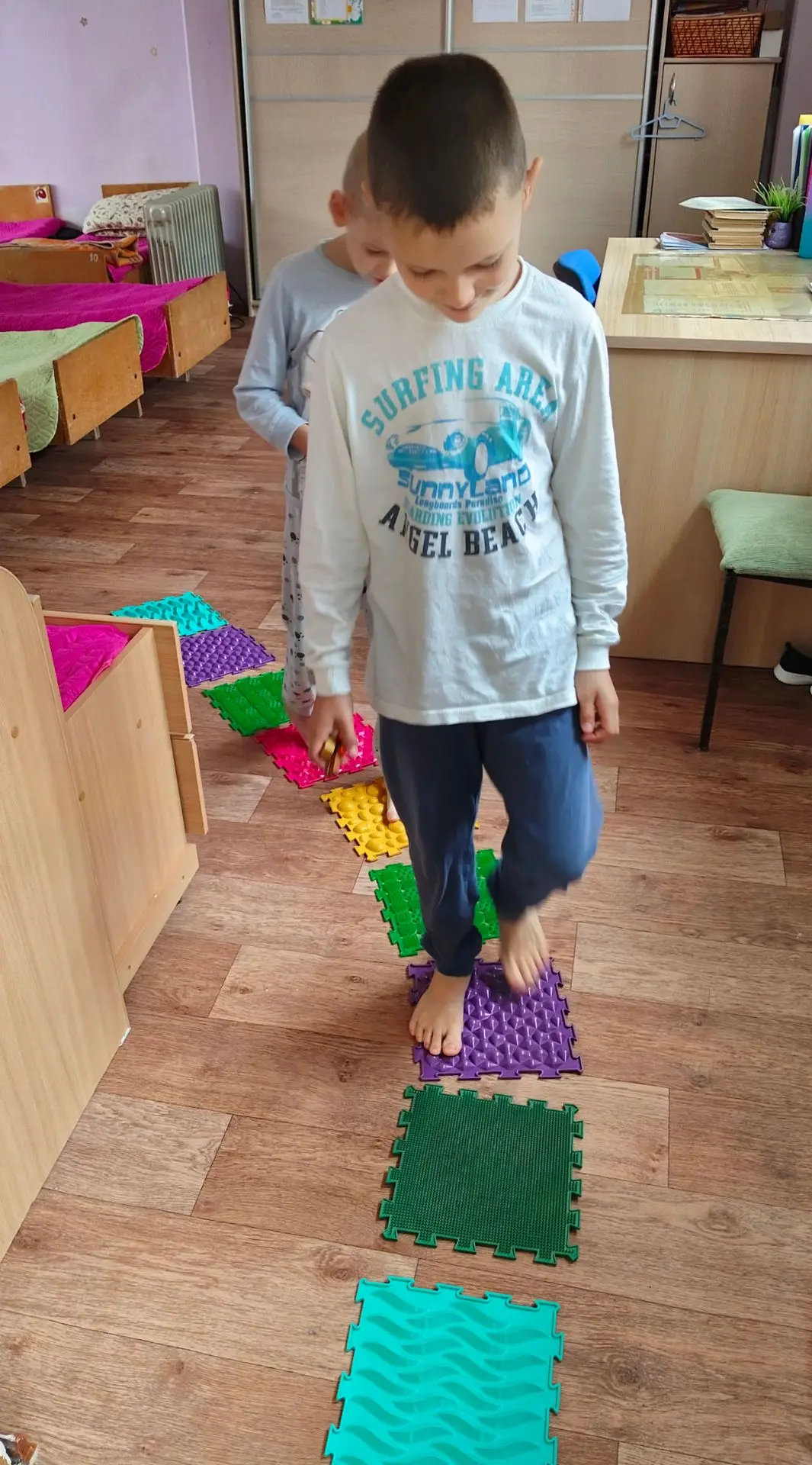 После дневного сна наши дети ходят босиком по массажным коврикам🦶👣