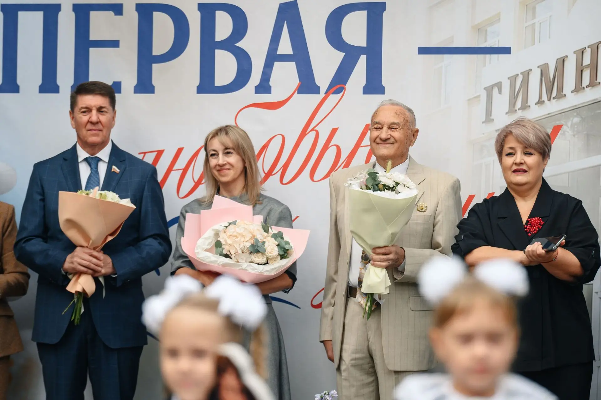 Первый робкий шаг в класс и финальный звонок, а между ними целая жизнь. Годы взросления...